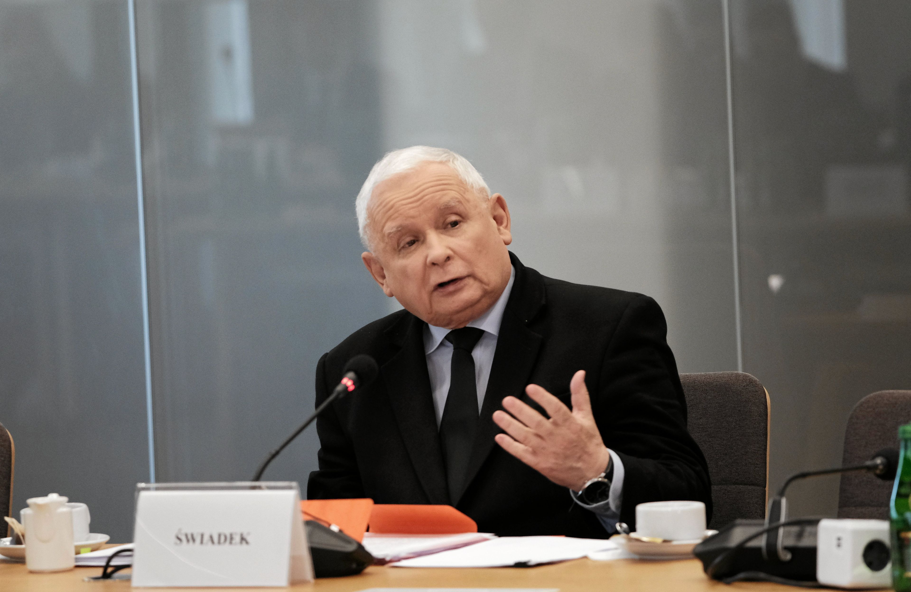 Kaczyński gestykuluje zeznając przed komisją