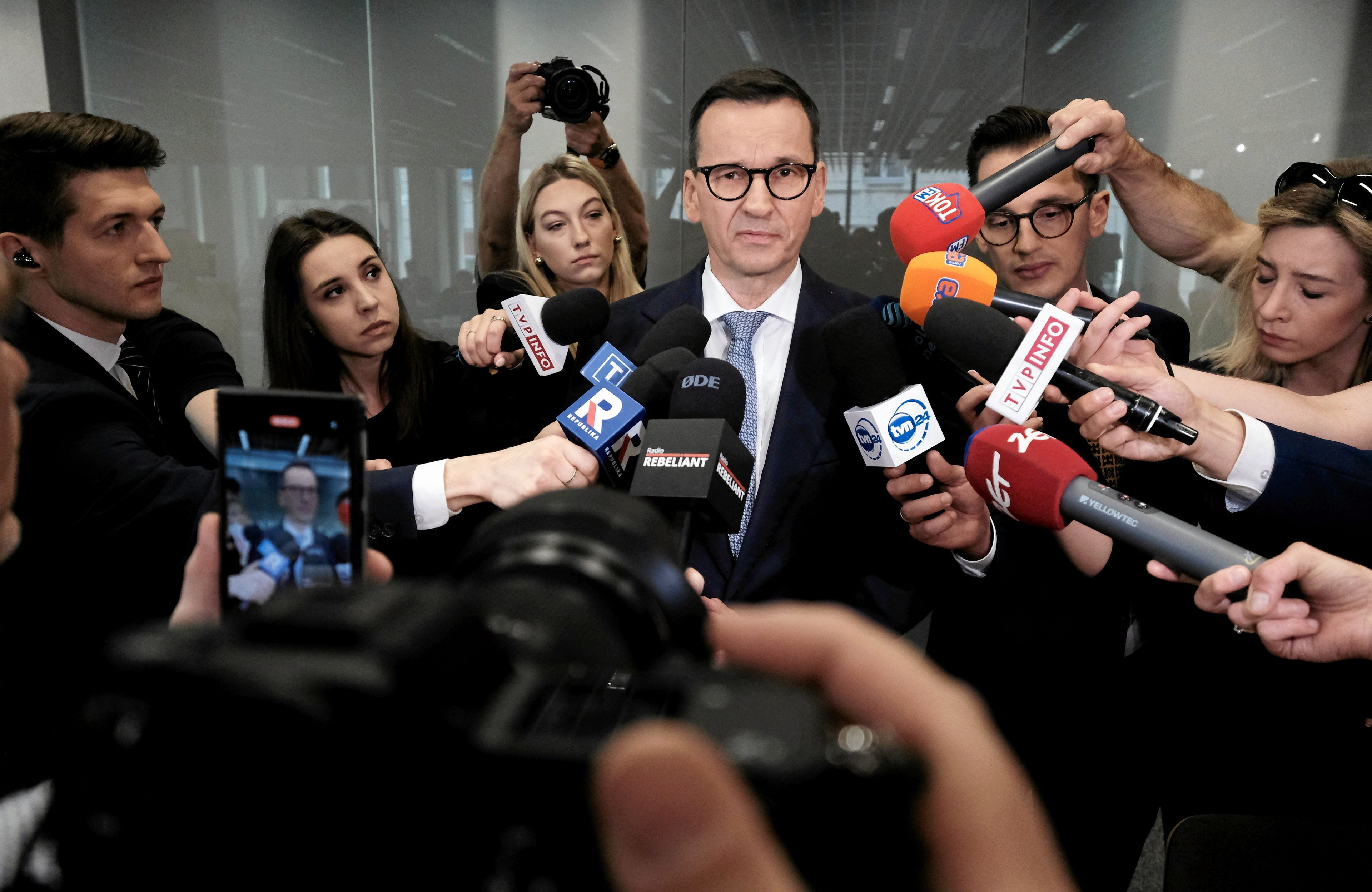 Mareusz Morawiecki przed mikrofonami dziennikarzy