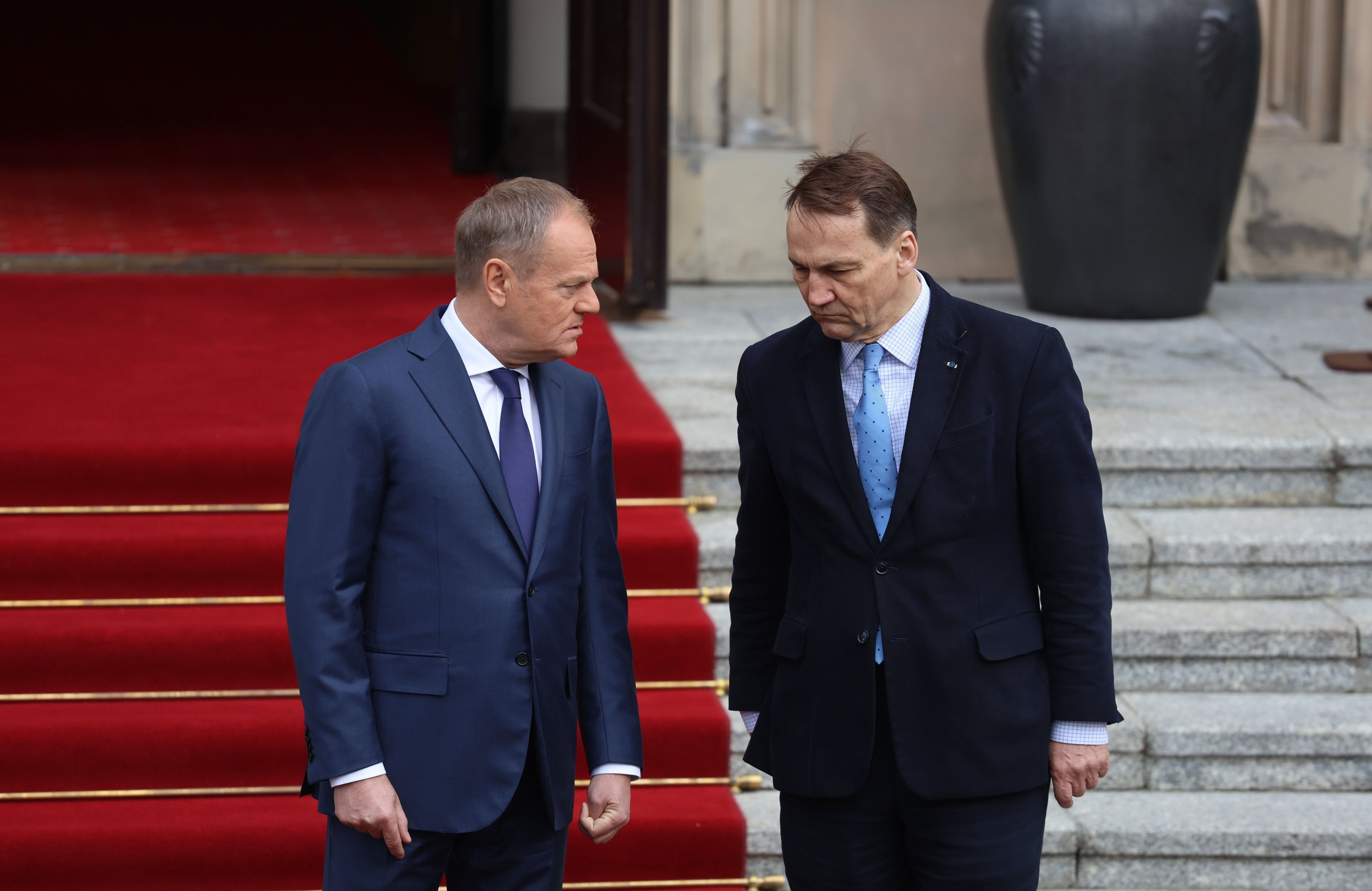 Donald Tusk i Radosław Sikorski na czerwonym dywanie