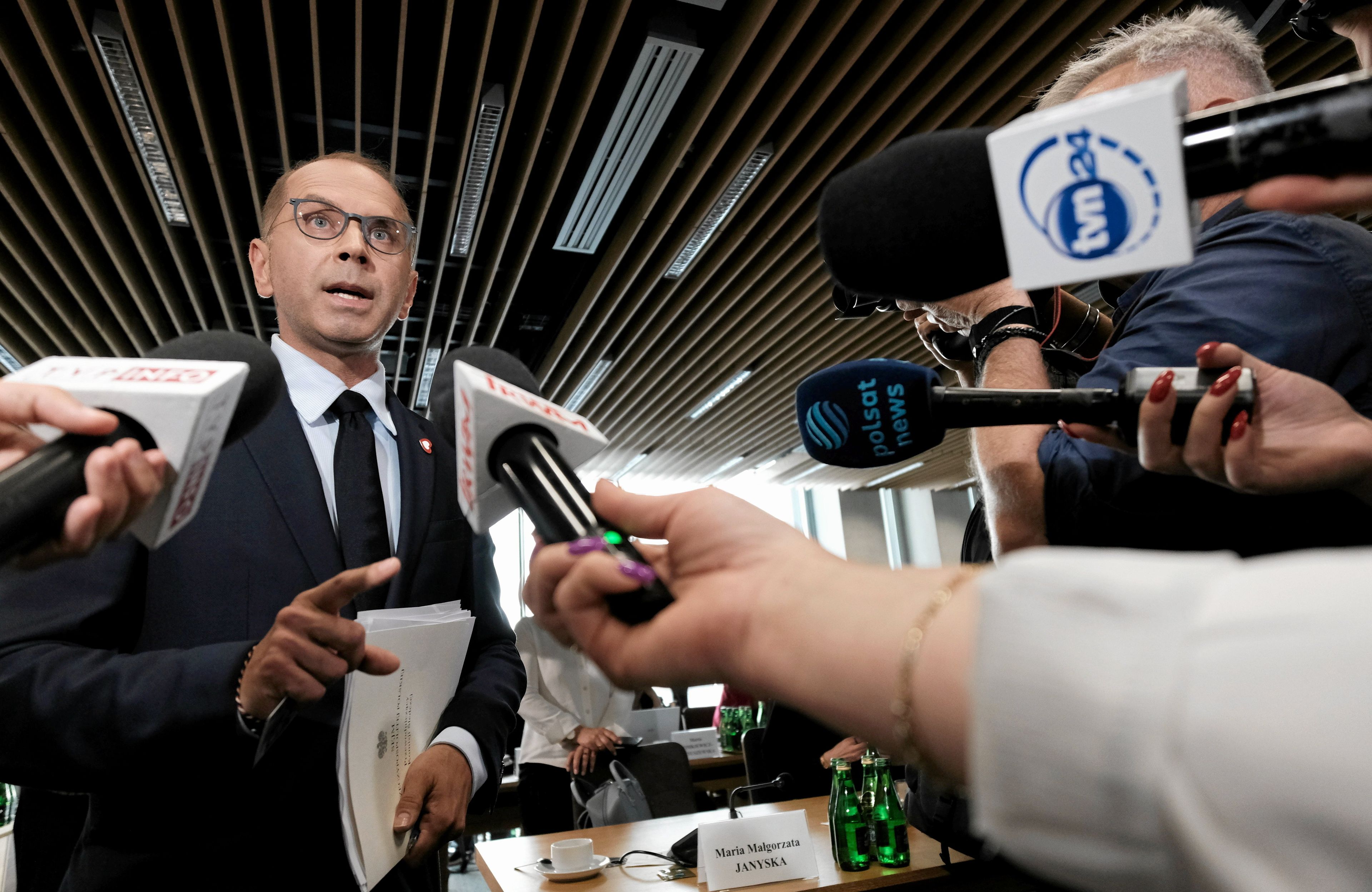 szczerba stoi przy dziennikarskich mikrofonach