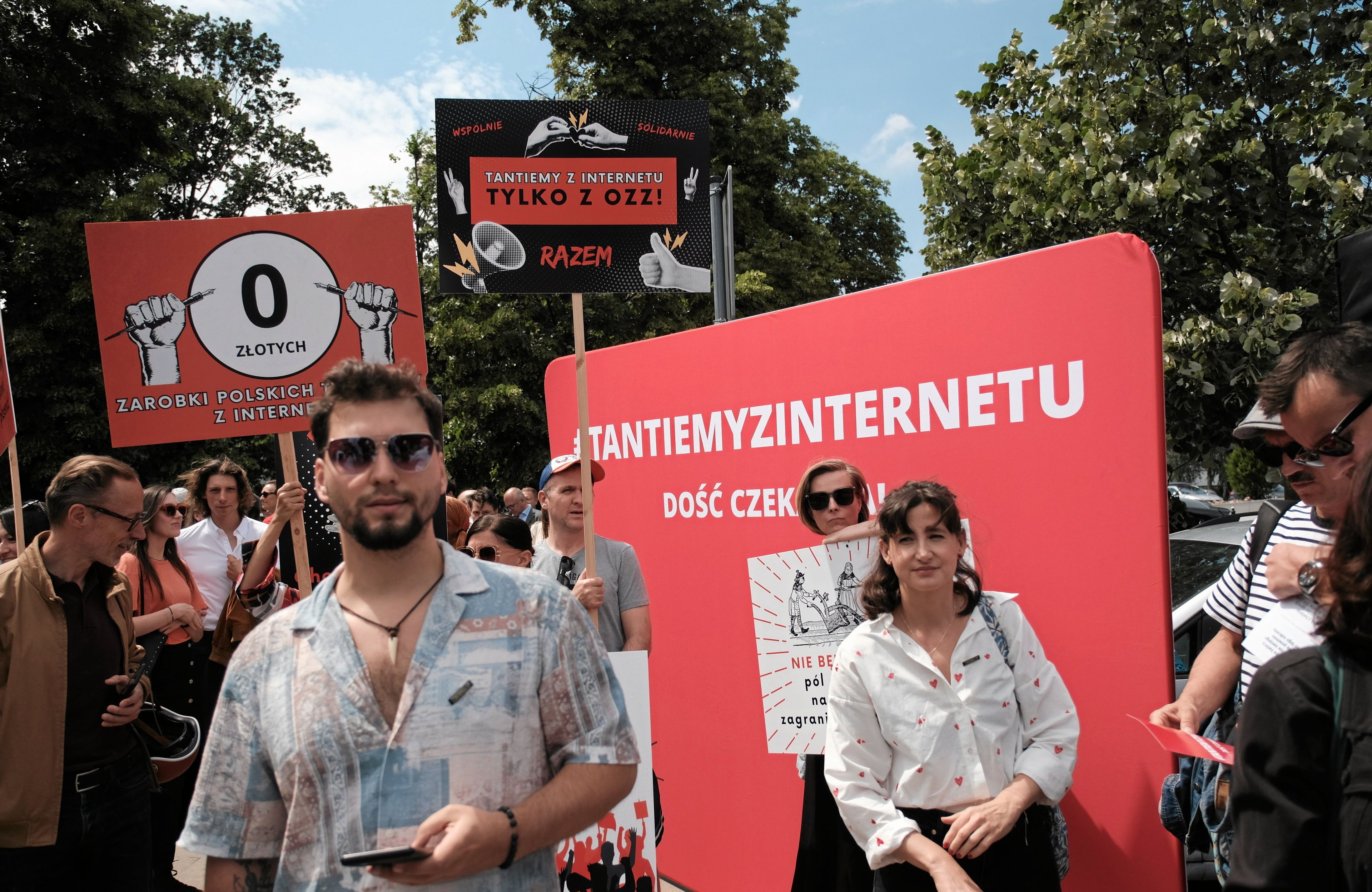 Grupa osób z plakatami i banerami