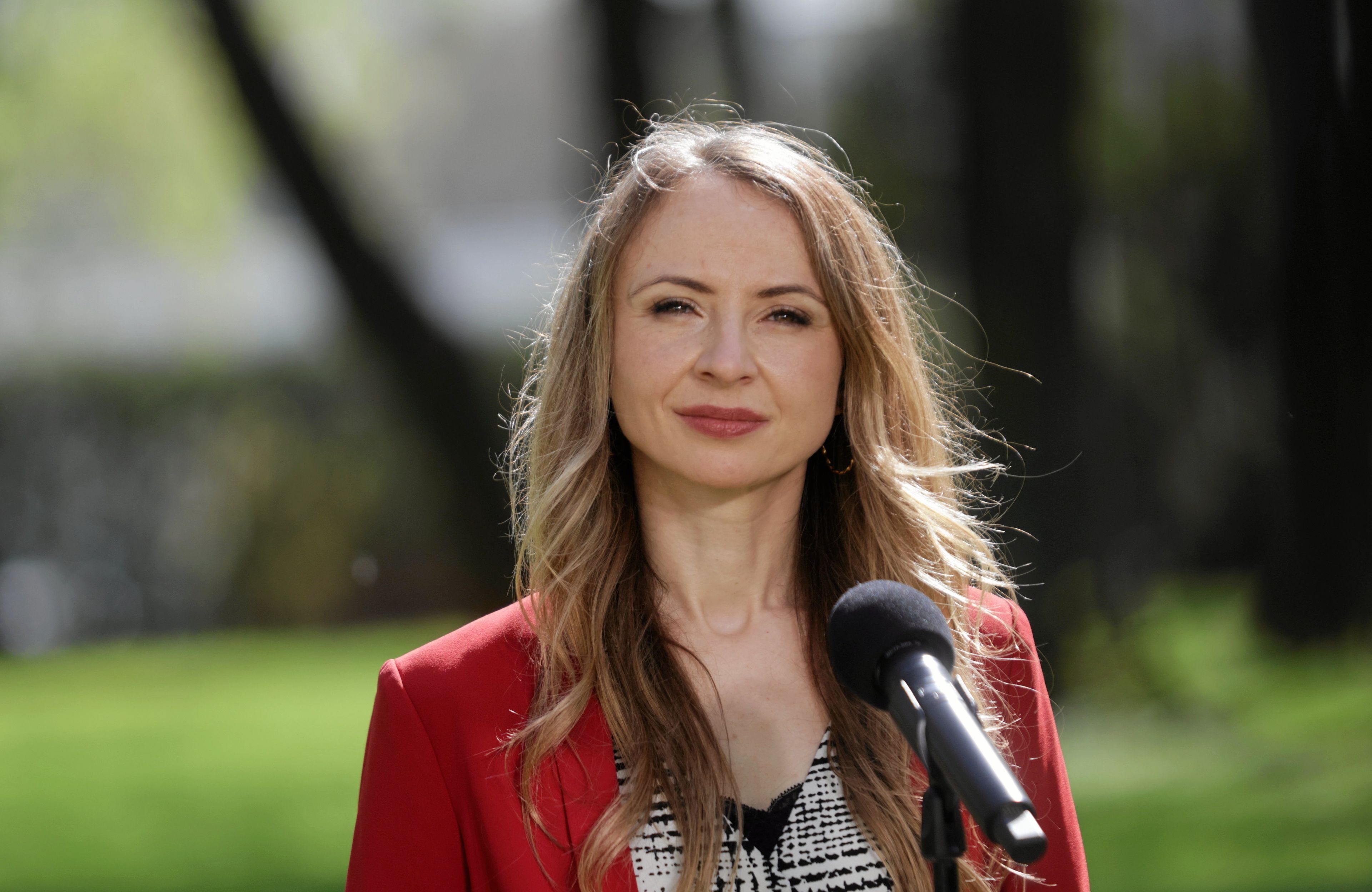 kobieta z długimi blond włosami, w czerwonym żakiecie