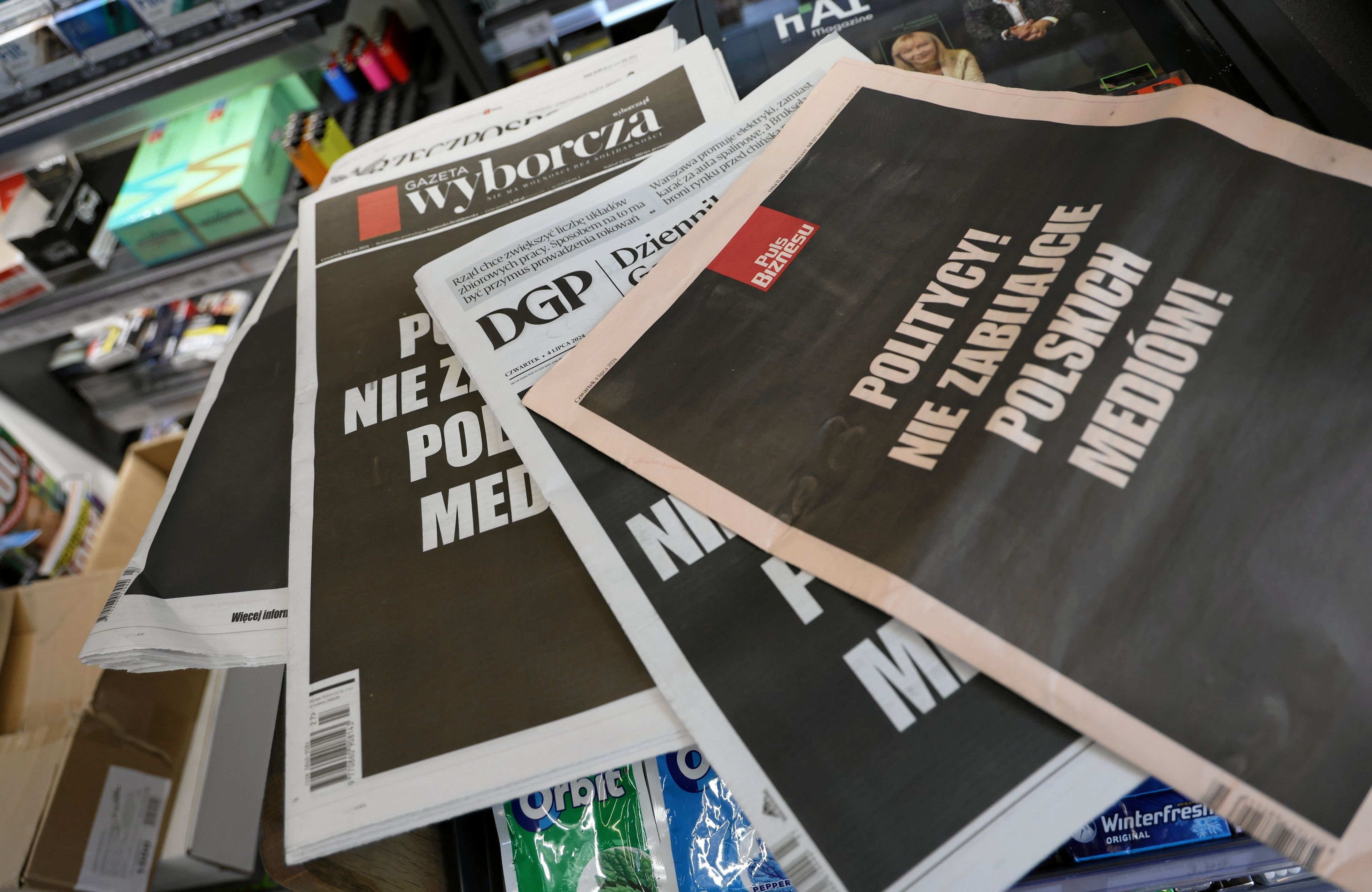 Jedynki gazet. Czarne plansze i informacja o proteście mediów