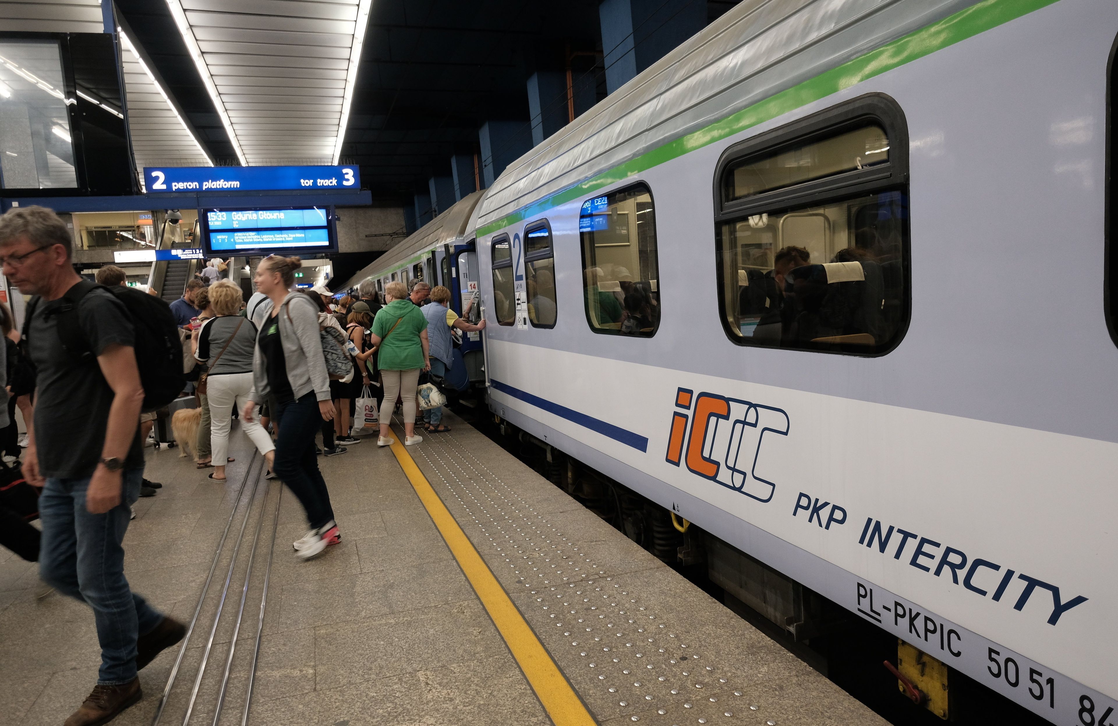 pociąg pkp intercity na stacji warszawa centralna