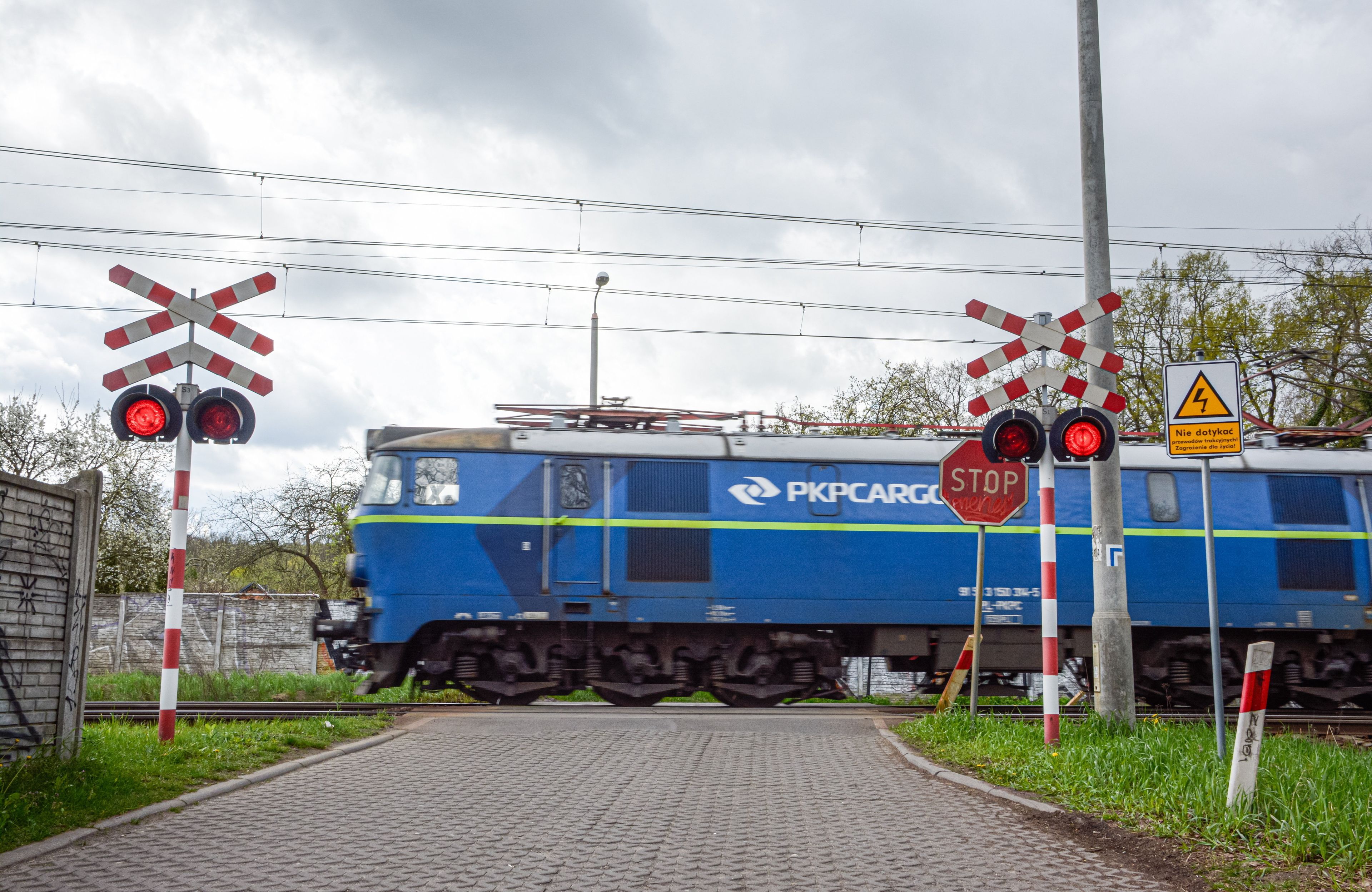 lokomotywa pkp cargo na przejeździe kolejowym