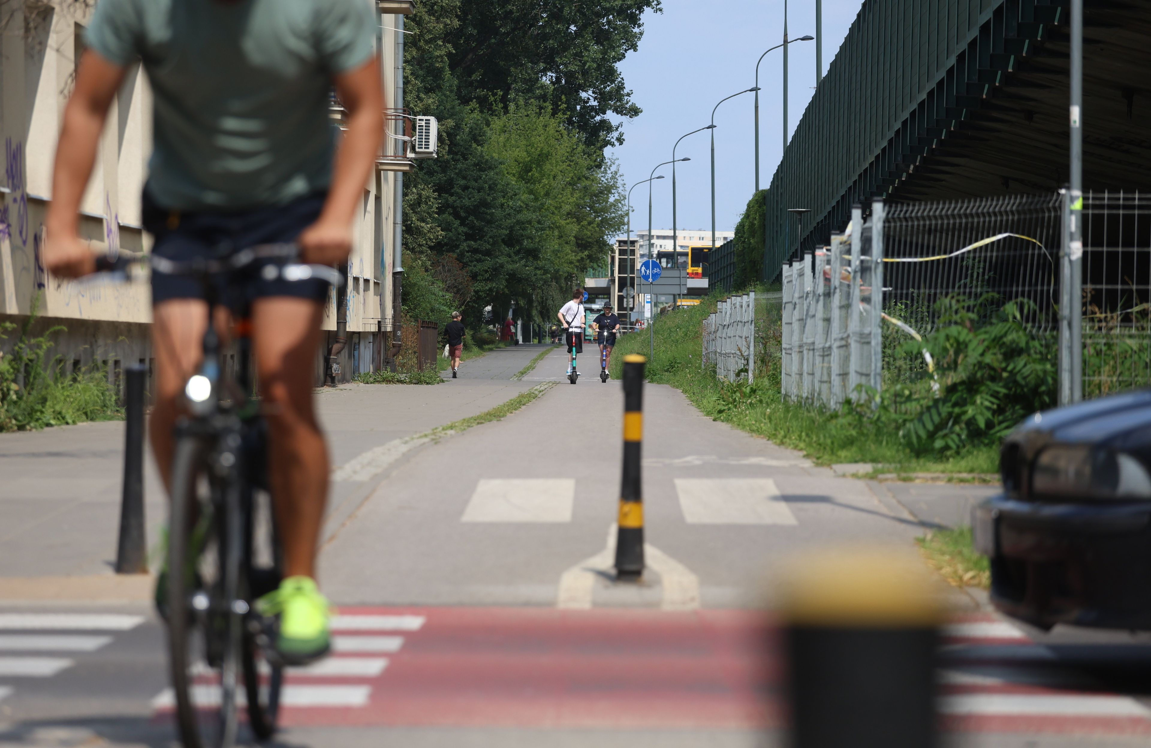 05.07.2023 Warszawa , Ulica Paryska . Rowerzyscie przecinajacy ulice Paryska w strone Mostu Lazienkowskiego .
Fot. Maciek Jazwiecki / Agencja Wyborcza.pl