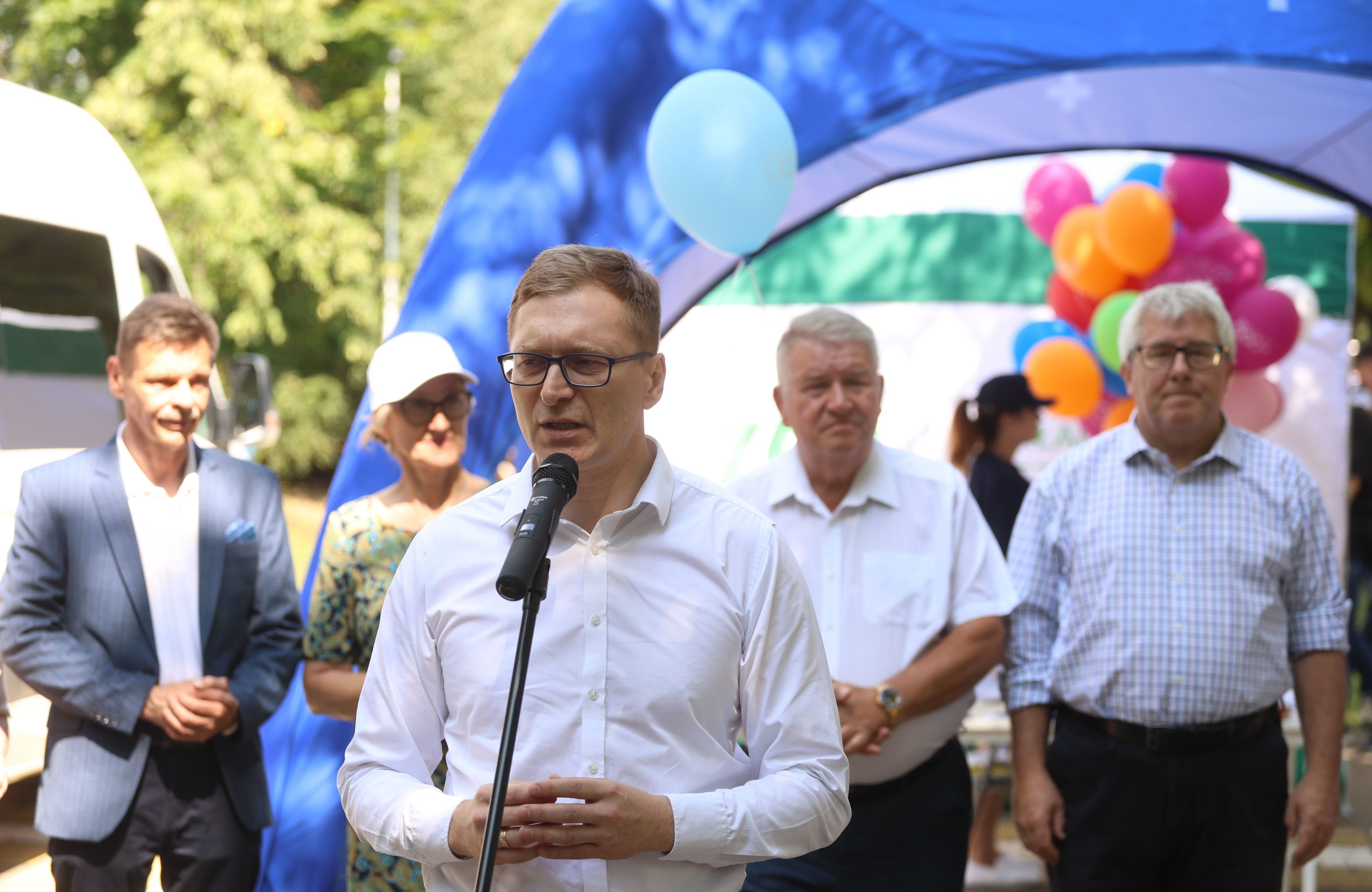 Poseł PiS Paweł Lisiecki na pikniku 800 plus z balonami