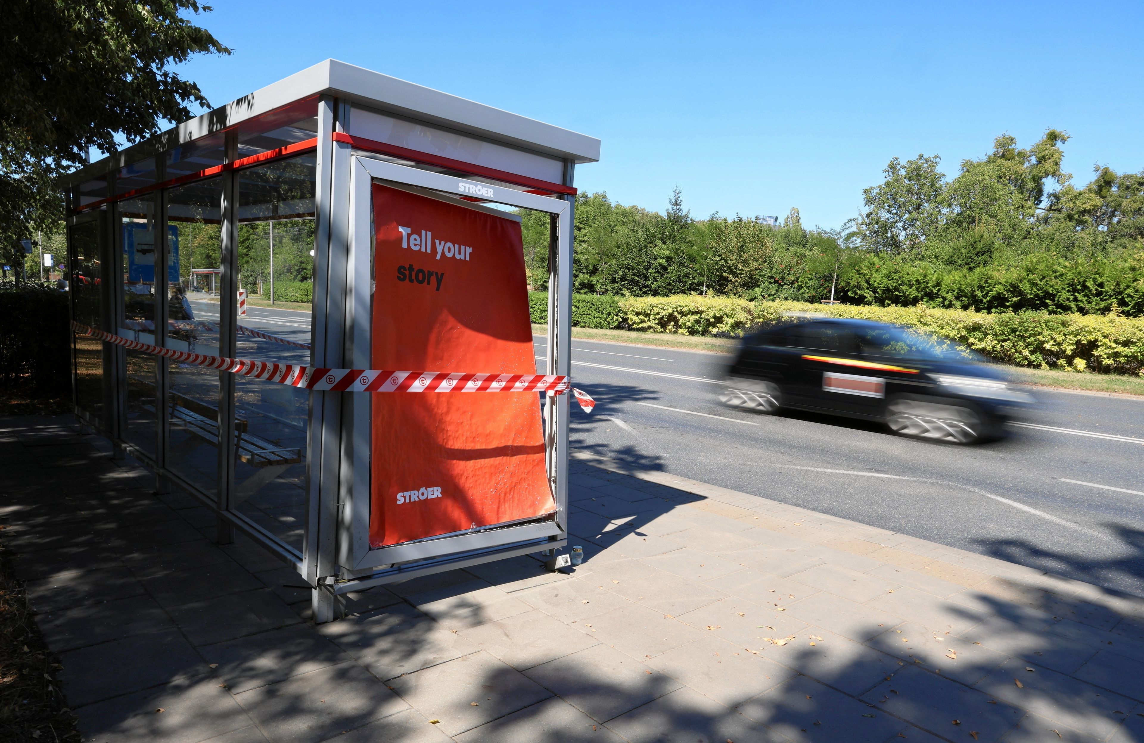 przystanek autobusowy przy ruchliwej ulicy Woronocza w Warszawie zniszczony w wypadku, w tle szybko przejeżdża samochód