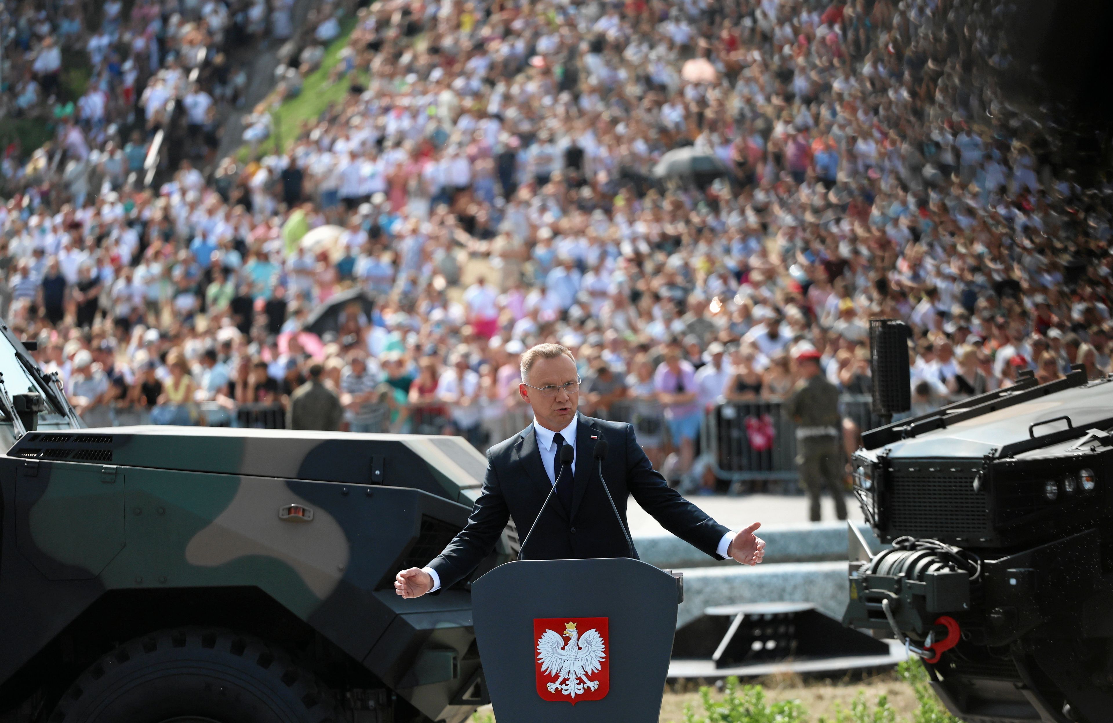 Andrzej Duda przemawia na tle czołgów i publiczności zgromadzonej na skarpie wiślanej