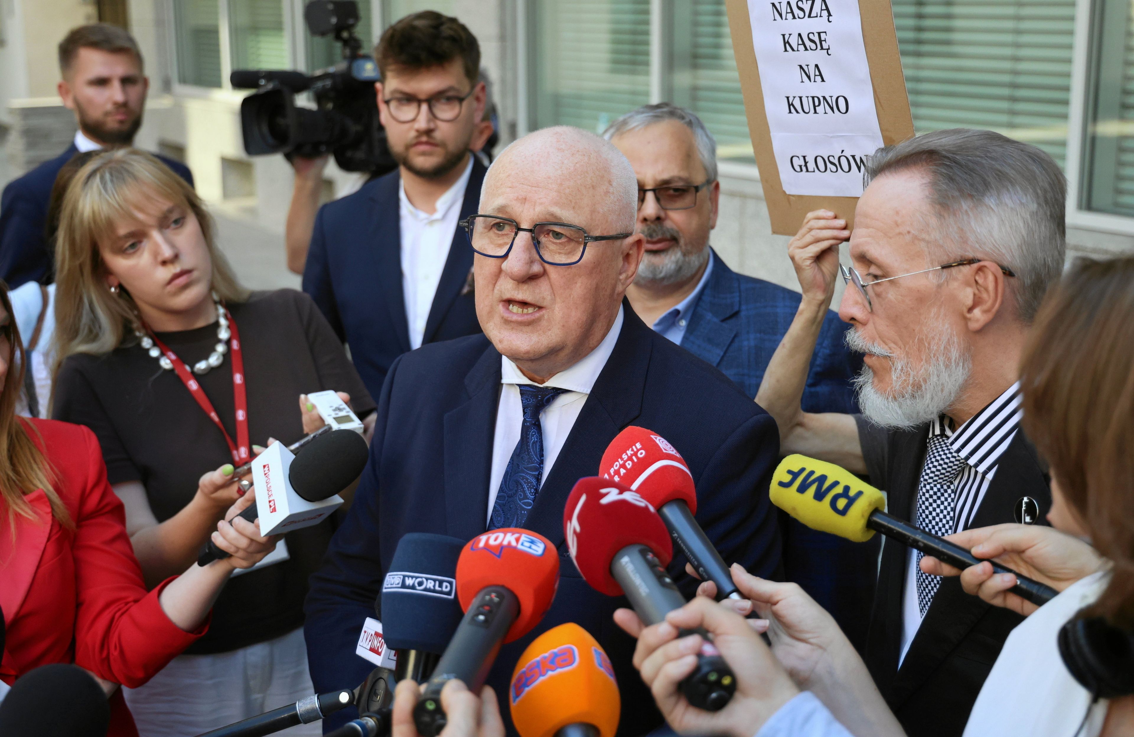 Przewodniczacy Panstwowej Komisji Wyborczej Sedzia Sylwester Marciniak oglasza odrzucienie sprawozdania PiS.