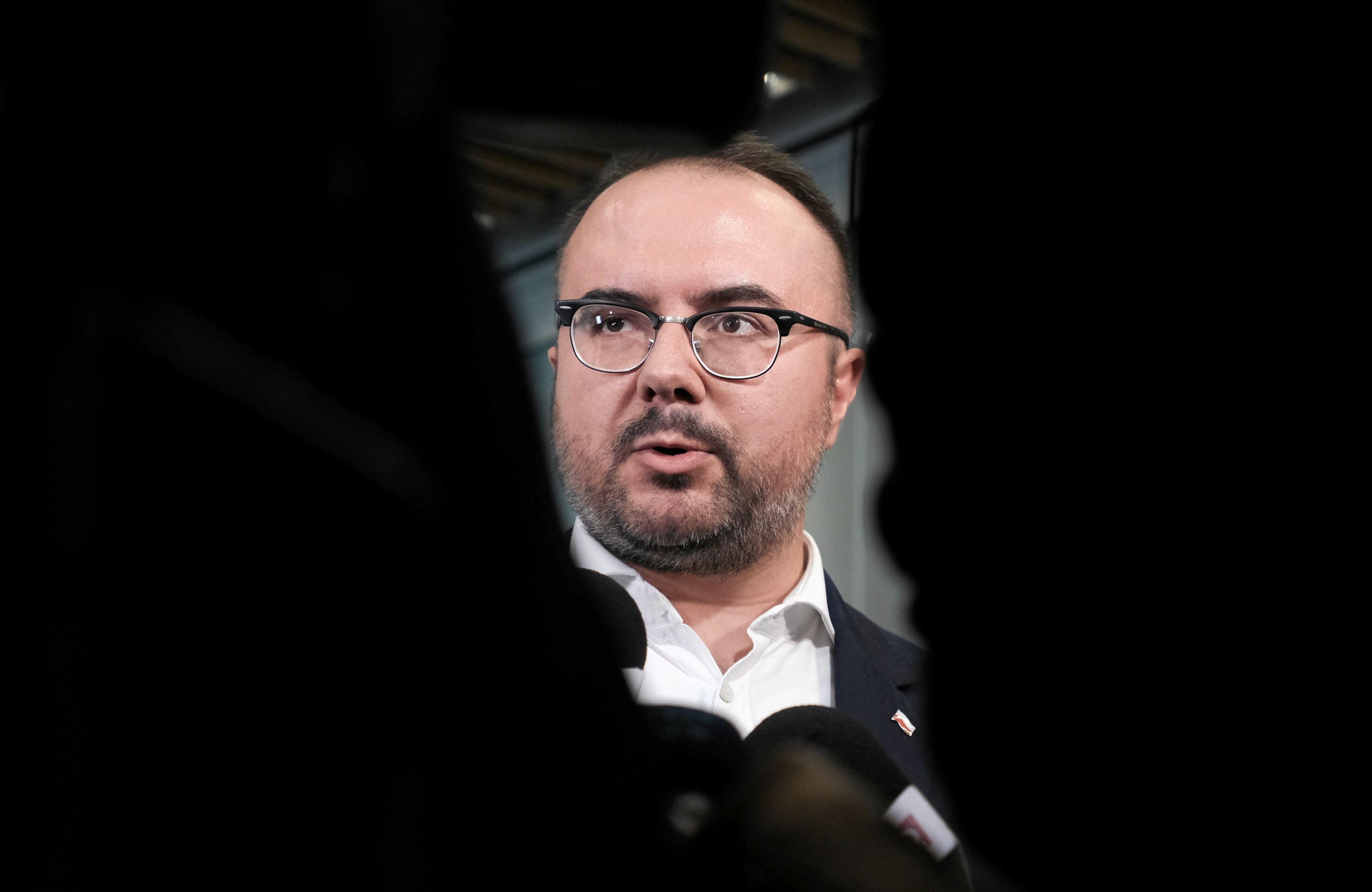 pawel jablonski w okularach, z ciemnym zarostem