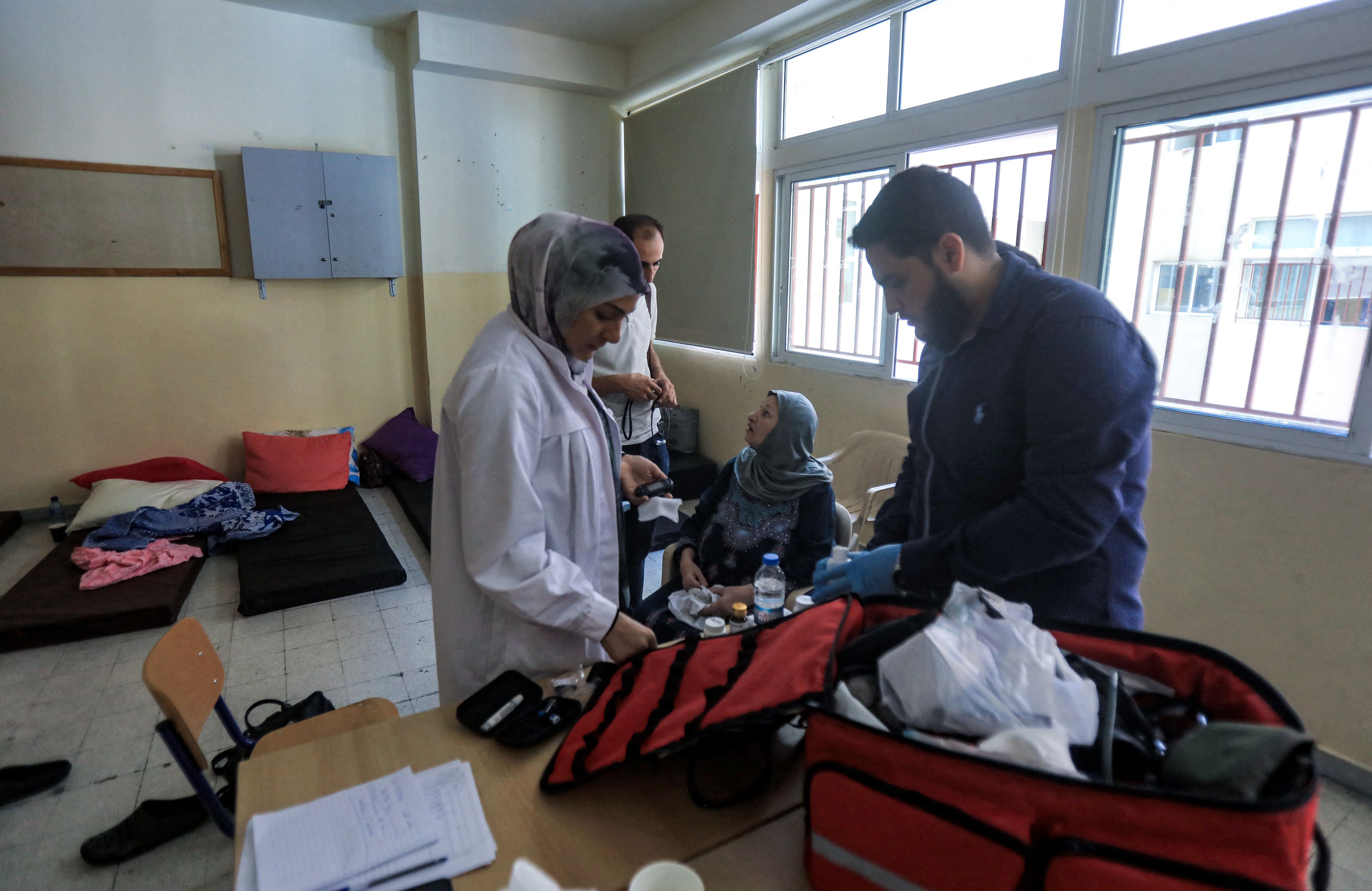 Ludzie otrzymują pomoc medyczną w szkole przekształconej w tymczasowe schronienie dla osób przesiedlonych z południowego Libanu. Bejrut, Liban, 24 września 2024 r.