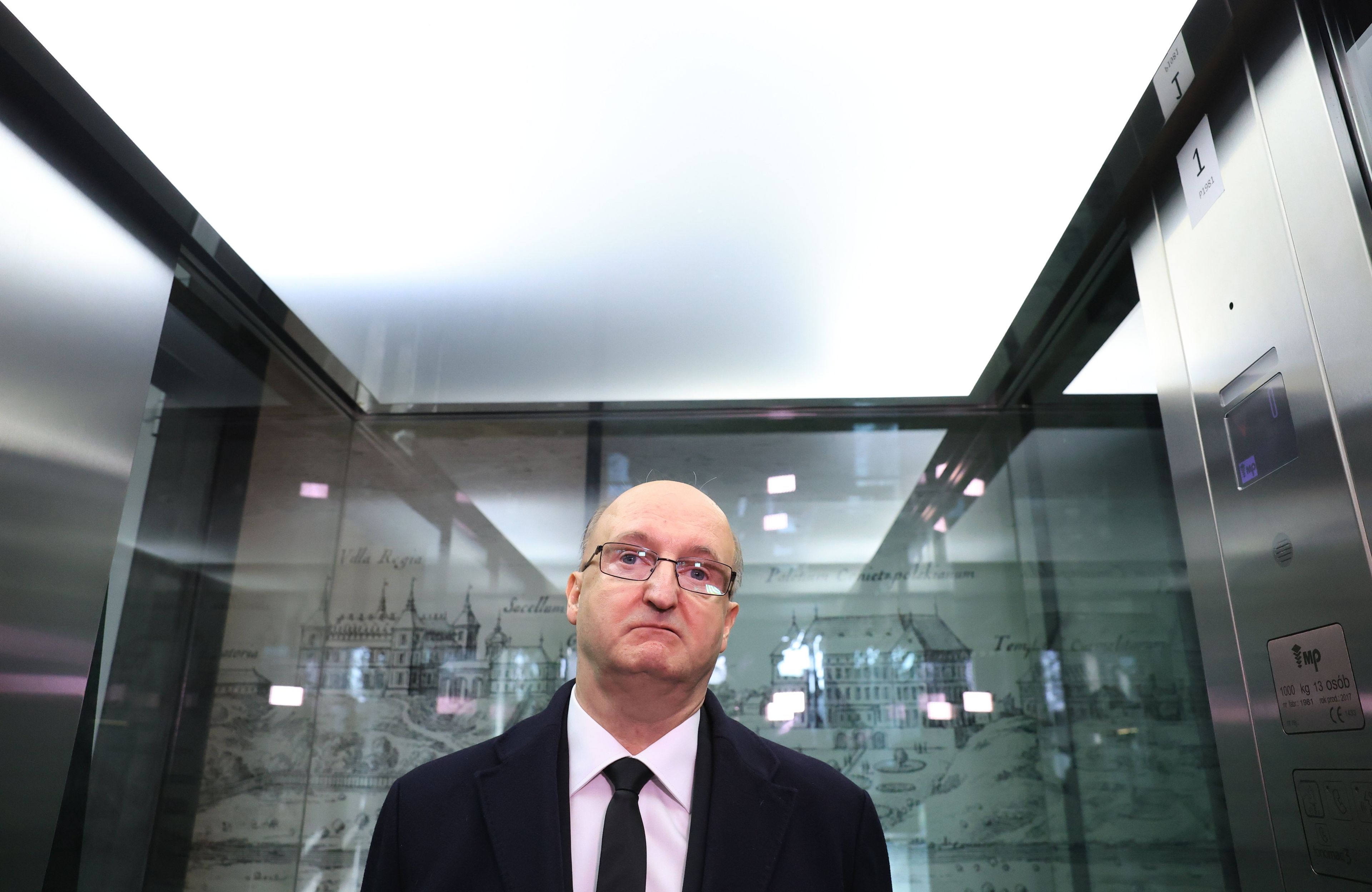 Były wiceminister MSZ Piotr Wawrzyk z zatroskaną miną