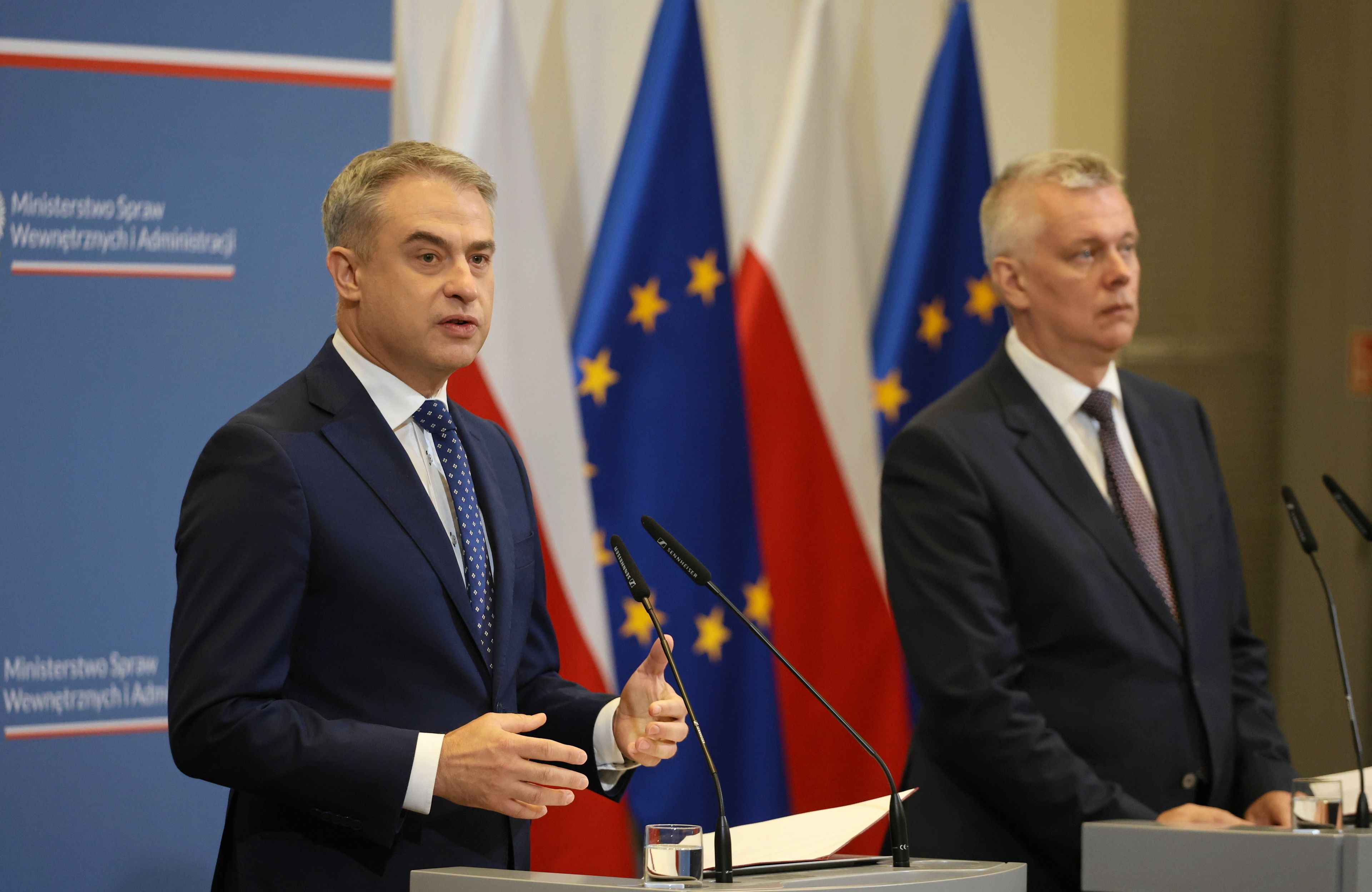 09.09.2024 Warszawa, ulica Batorego 5. Ministerstwo Spraw Wewnętrznych i Administracji. Szef MSWiA Tomasz Siemoniak (po prawej) oraz wicepremier, minister cyfryzacji Krzysztof Gawkowski (po lewej) podczas konferencji prasowej na tematy związane z cyberbezpieczeństwem.