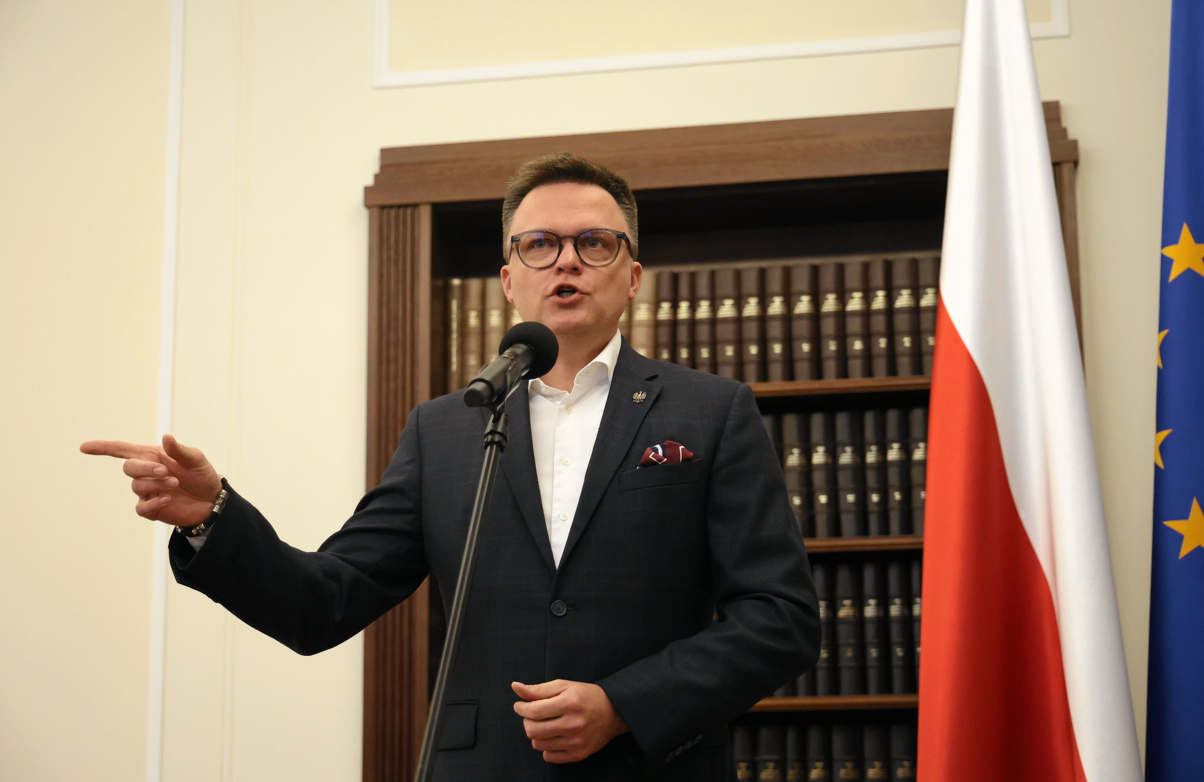 Marszałek Sejmu Szymon Hołownia przed mikrofonem