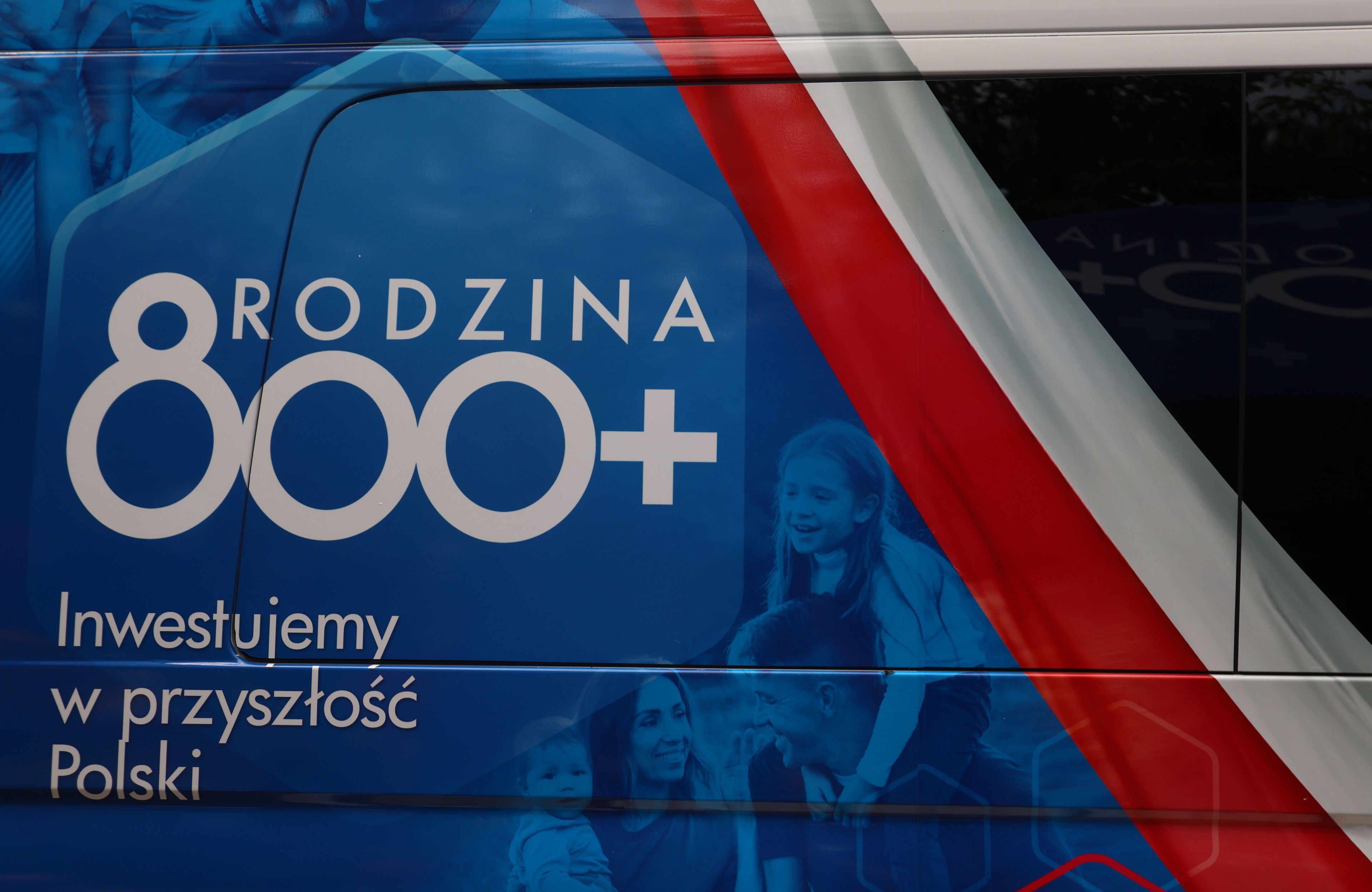 Na niebieskim tle napis "Rodzina 800+"
