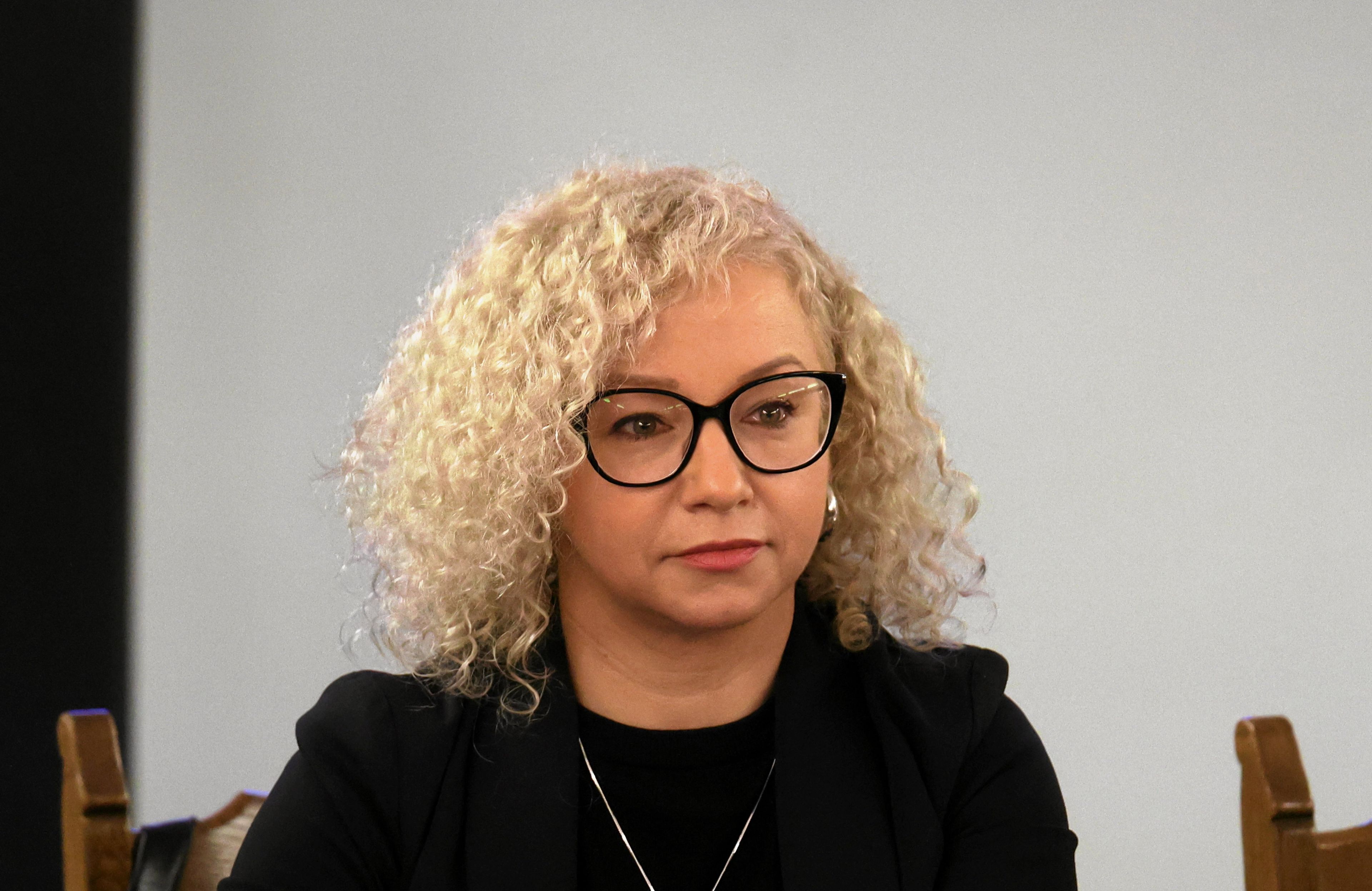 Kobieta w okularach z kręconymi włosami