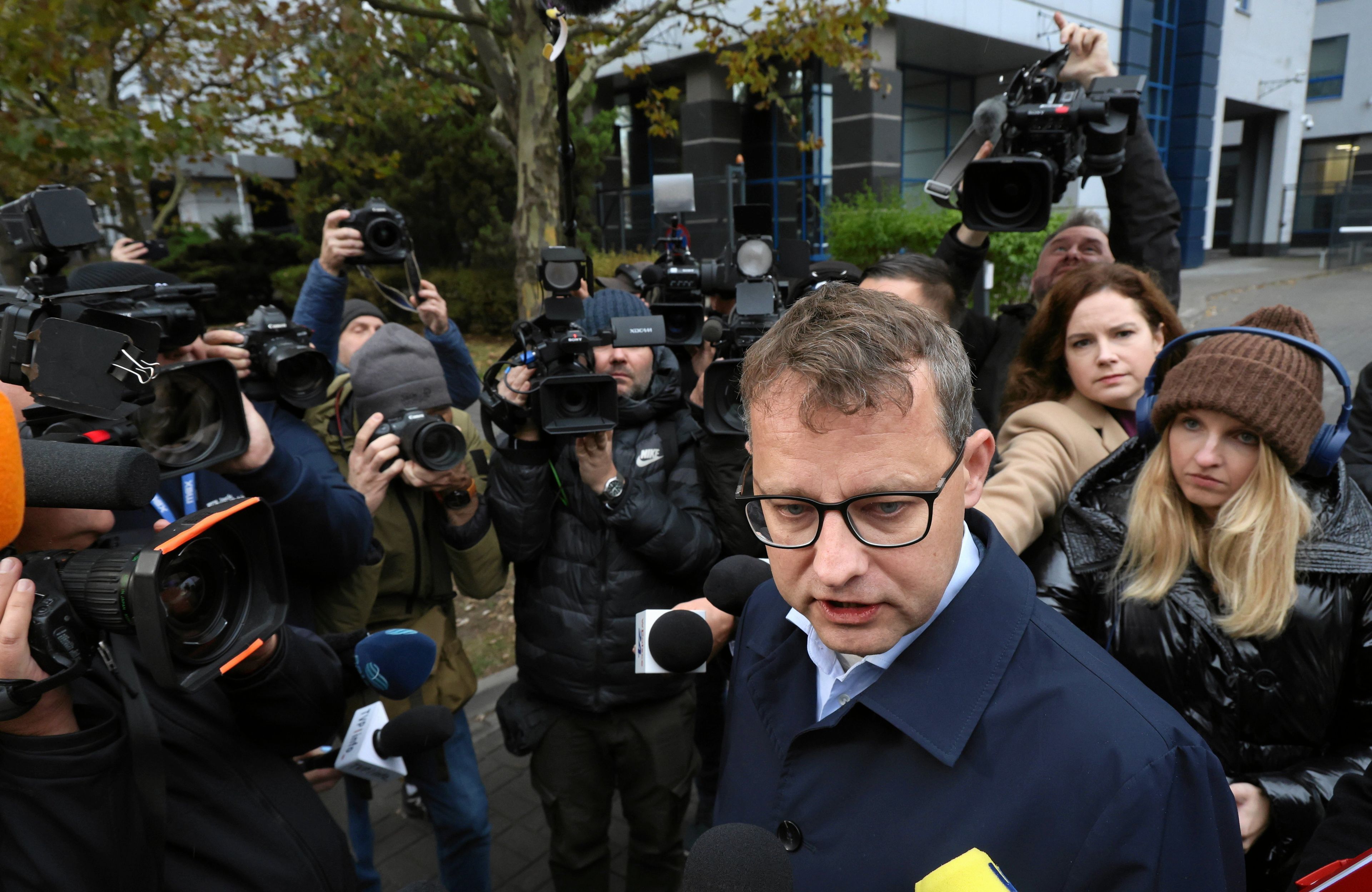 Marcin Romanowski pod siedzibą prokuratury