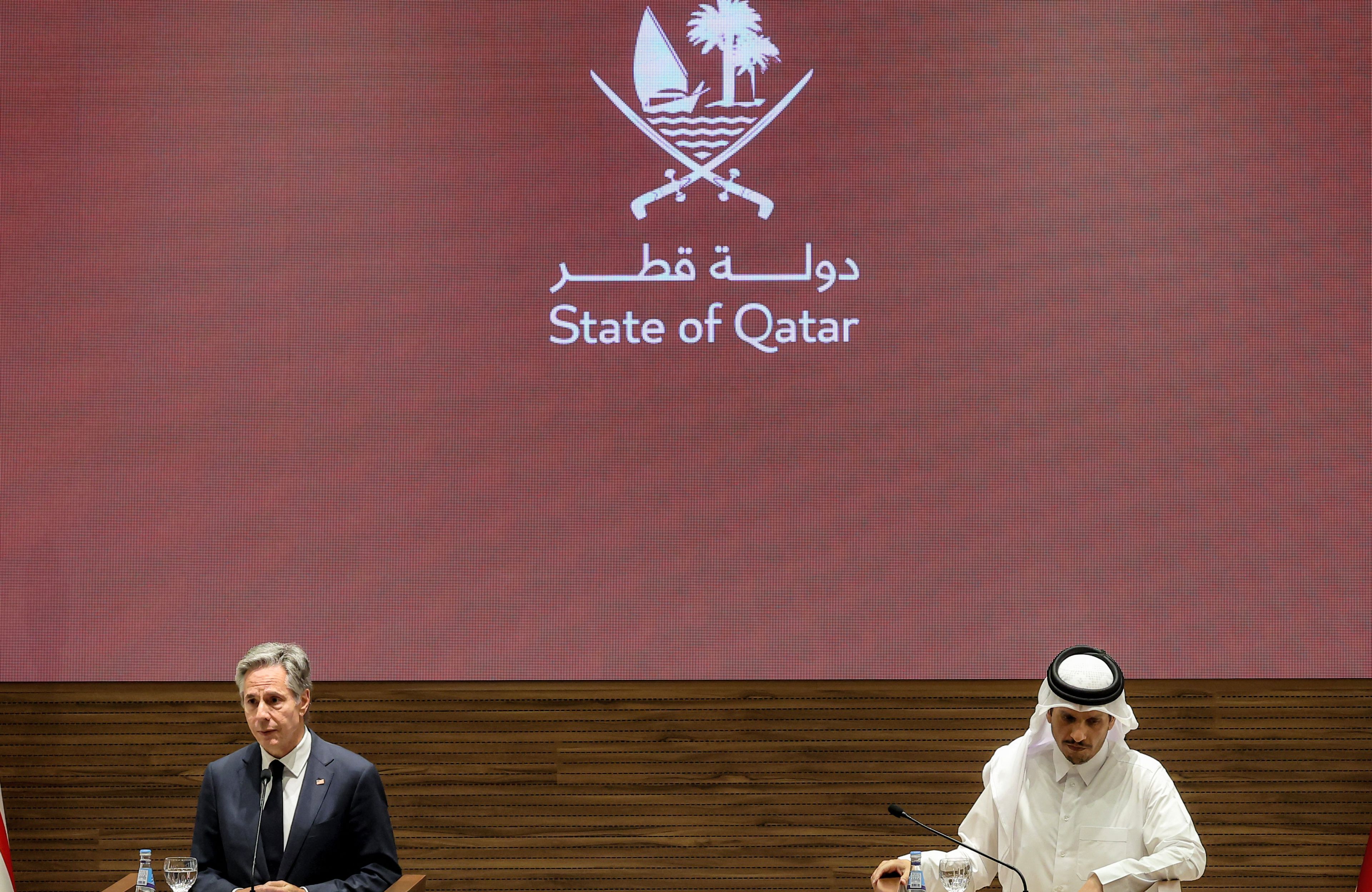 Szefowie dyplomacji USA i Kataru na tle napisu "State of Qatar"