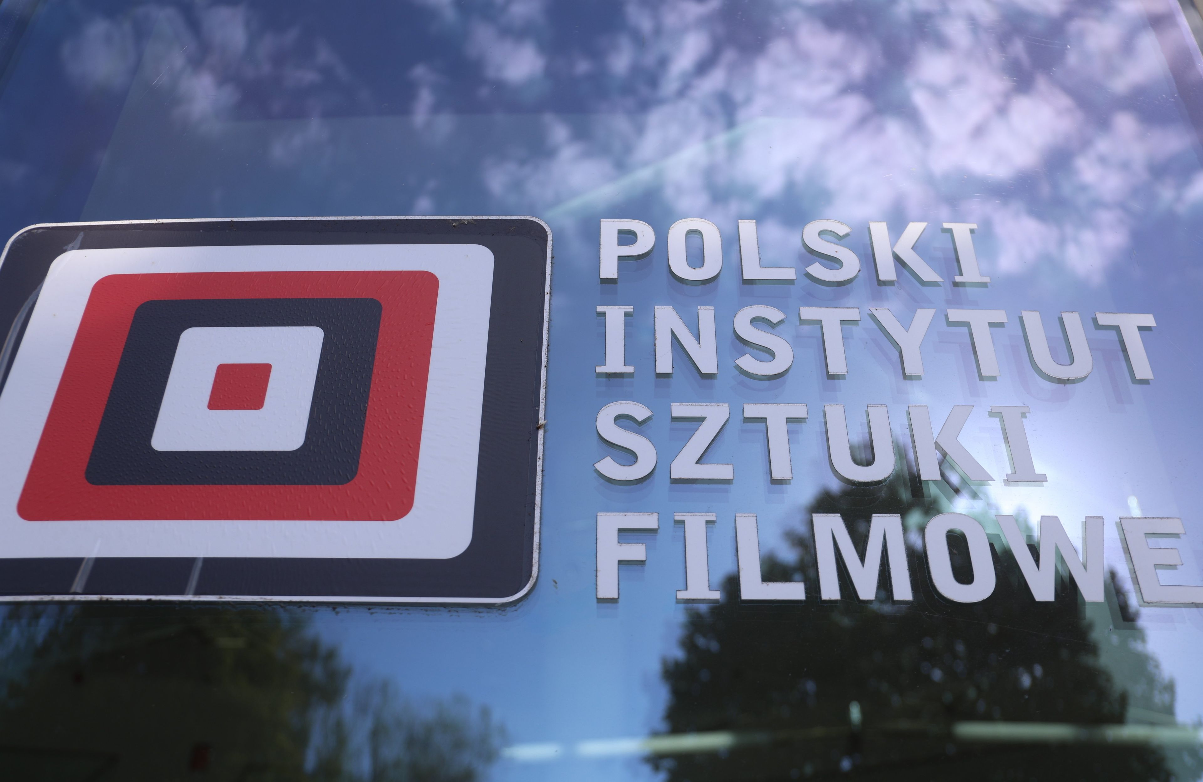 Logo Państwowego Instytutu Sztuki Filmowej: zawierające się w sobie kwadraty czarne, białe i czerwone