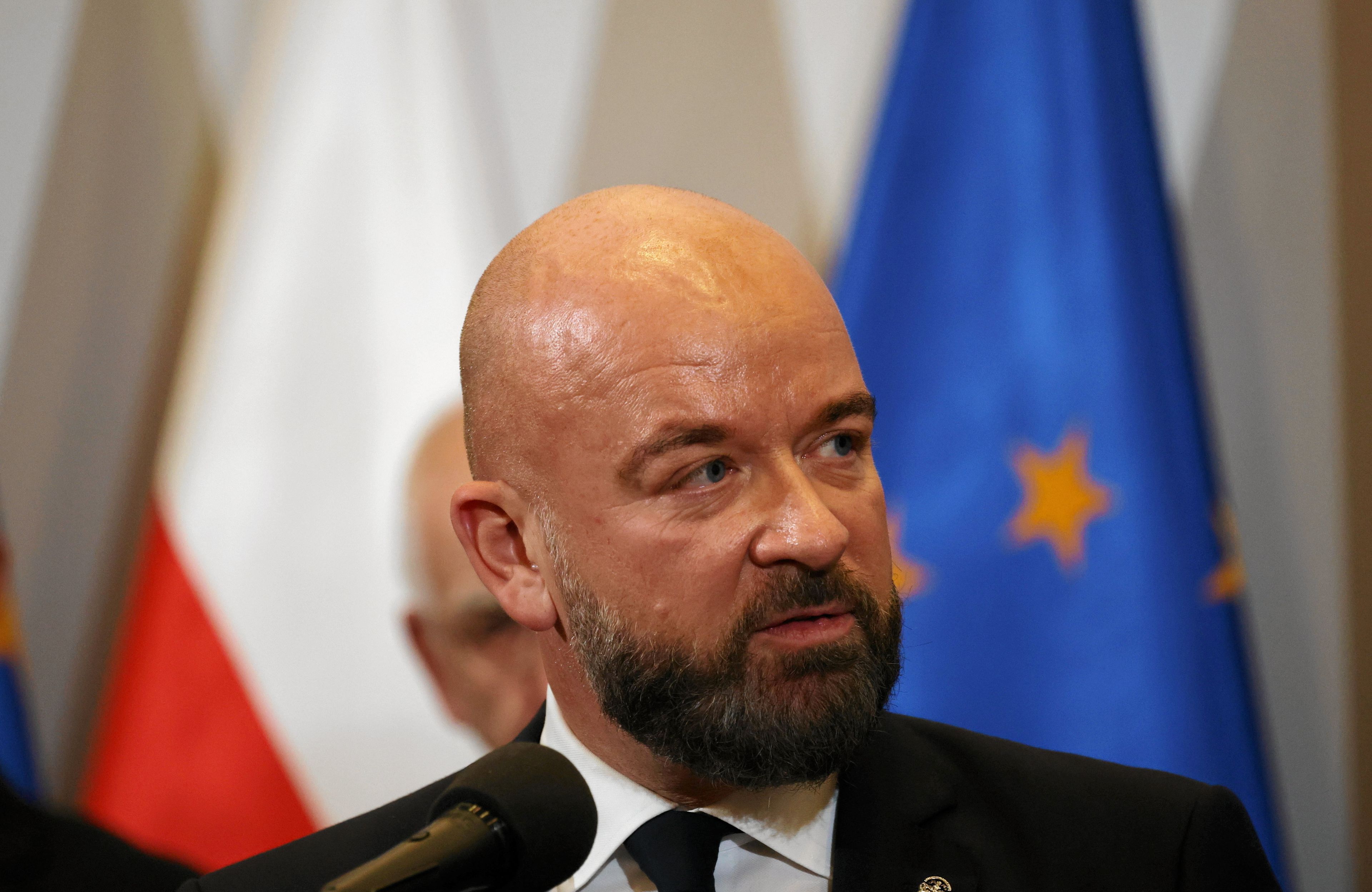Łysy mężczyzna z brodą i wąsami