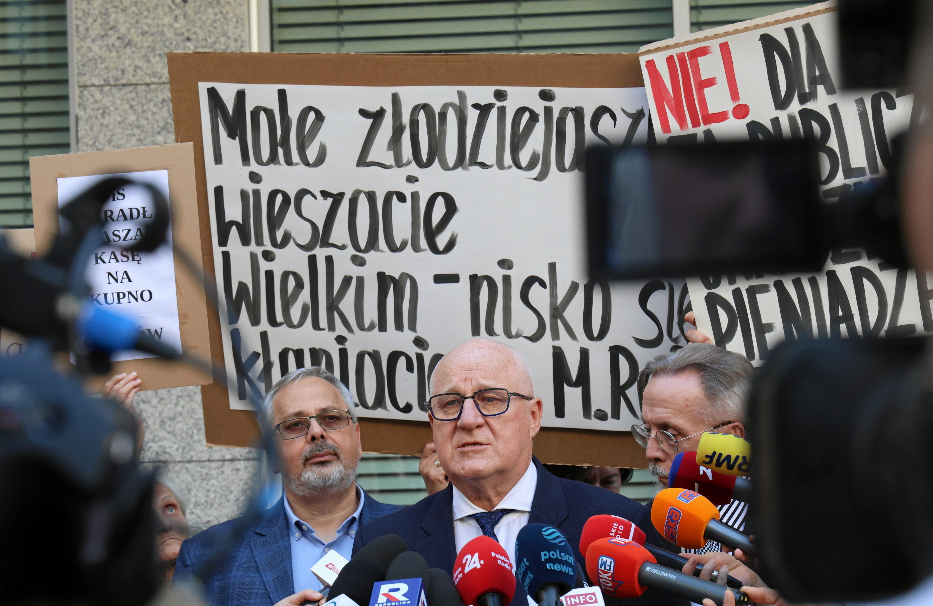 Przewodniczacy Panstwowej Komisji Wyborczej Sedzia Sylwester Marciniak oglasza odrzucenie sprawozdania PiS.