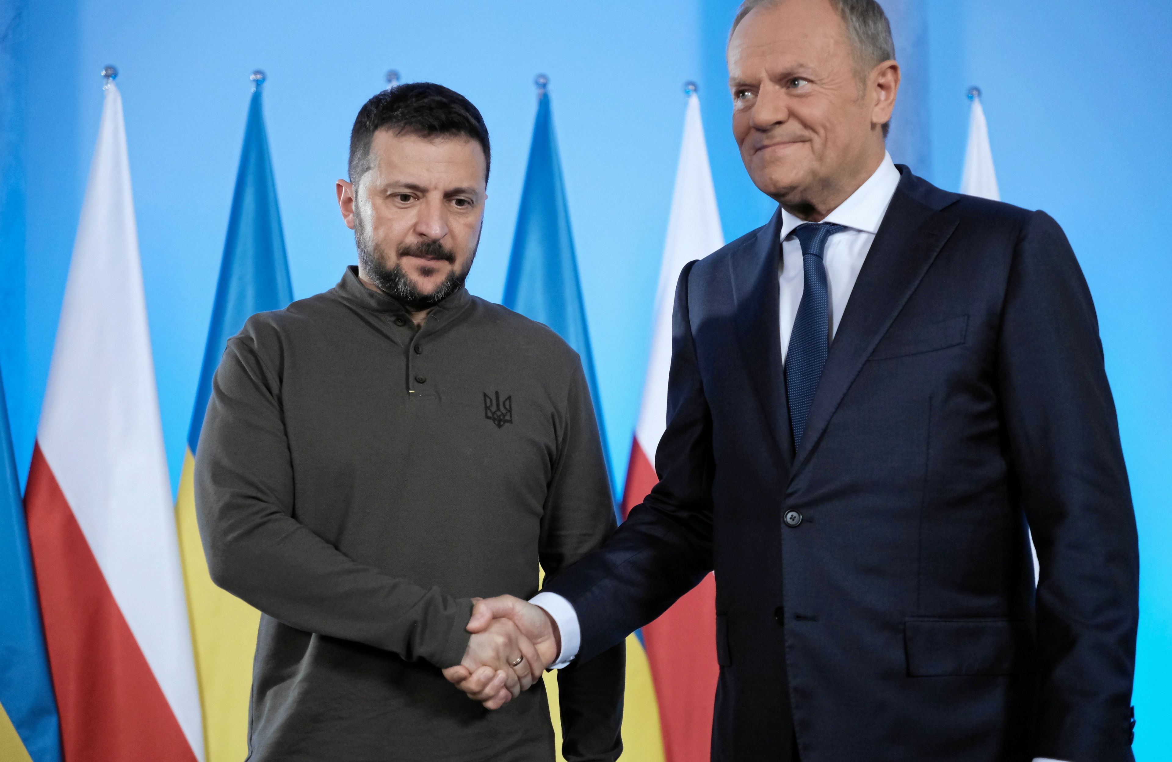 Donald Tusk i Wołodymyr Zełenski ściskają ręce podczas konferencji prasowej