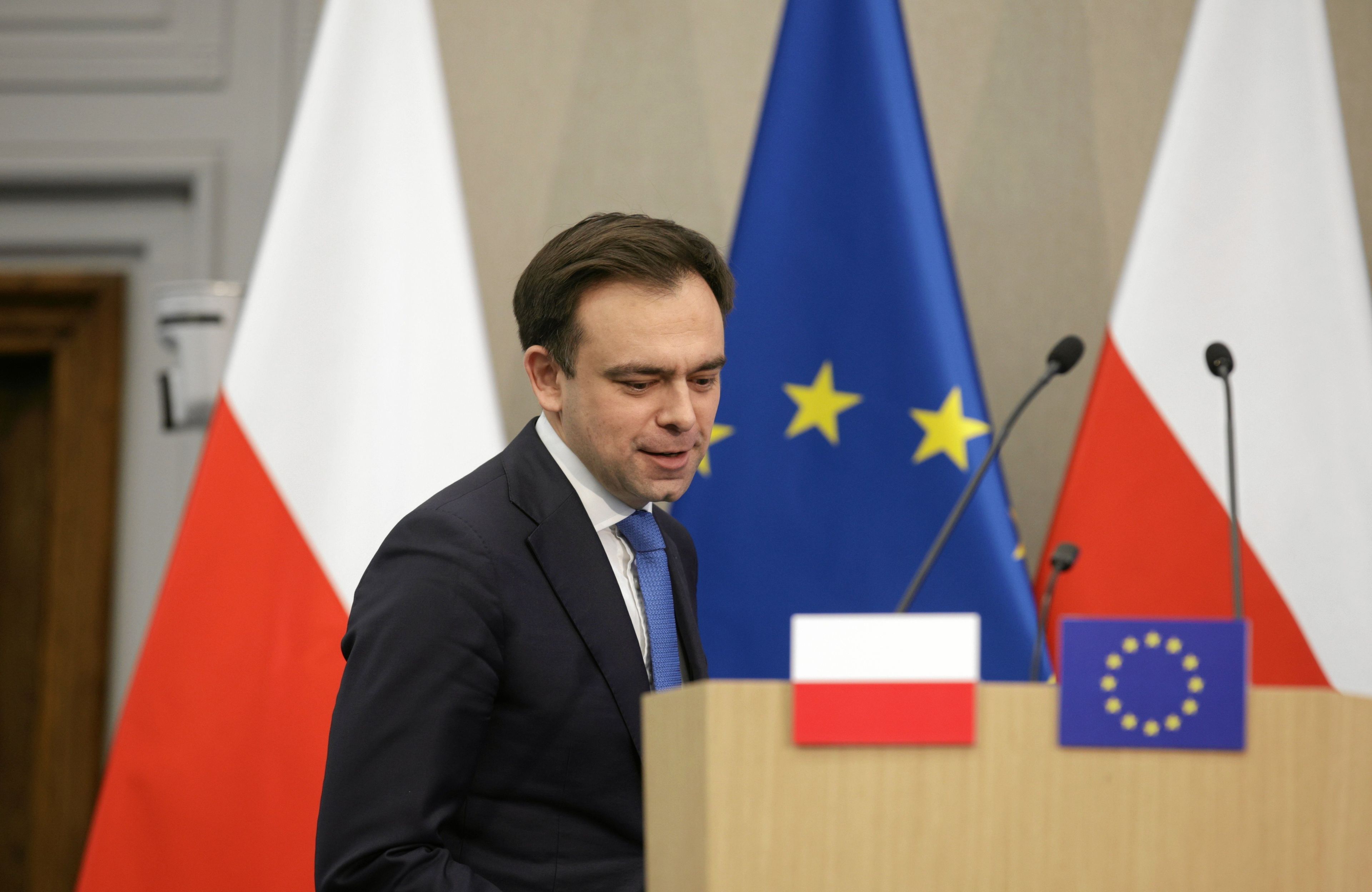 Mężczyzna stoi przed mównicą