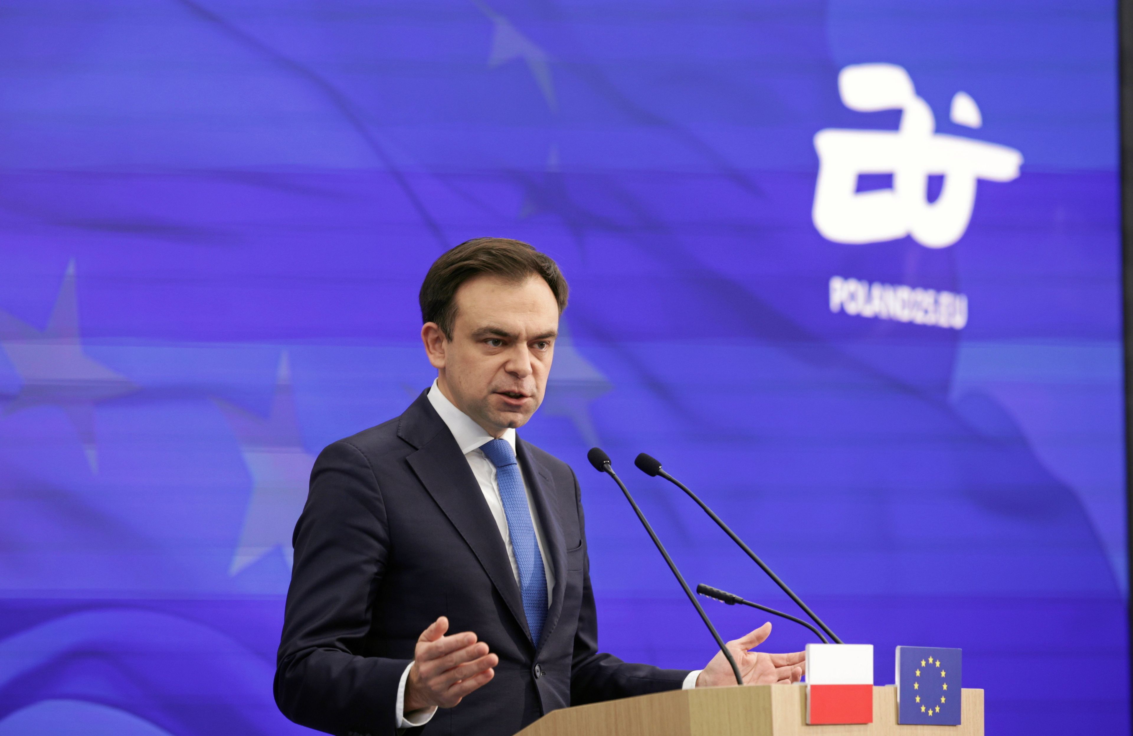 Mężczyzna w okularach przemawia