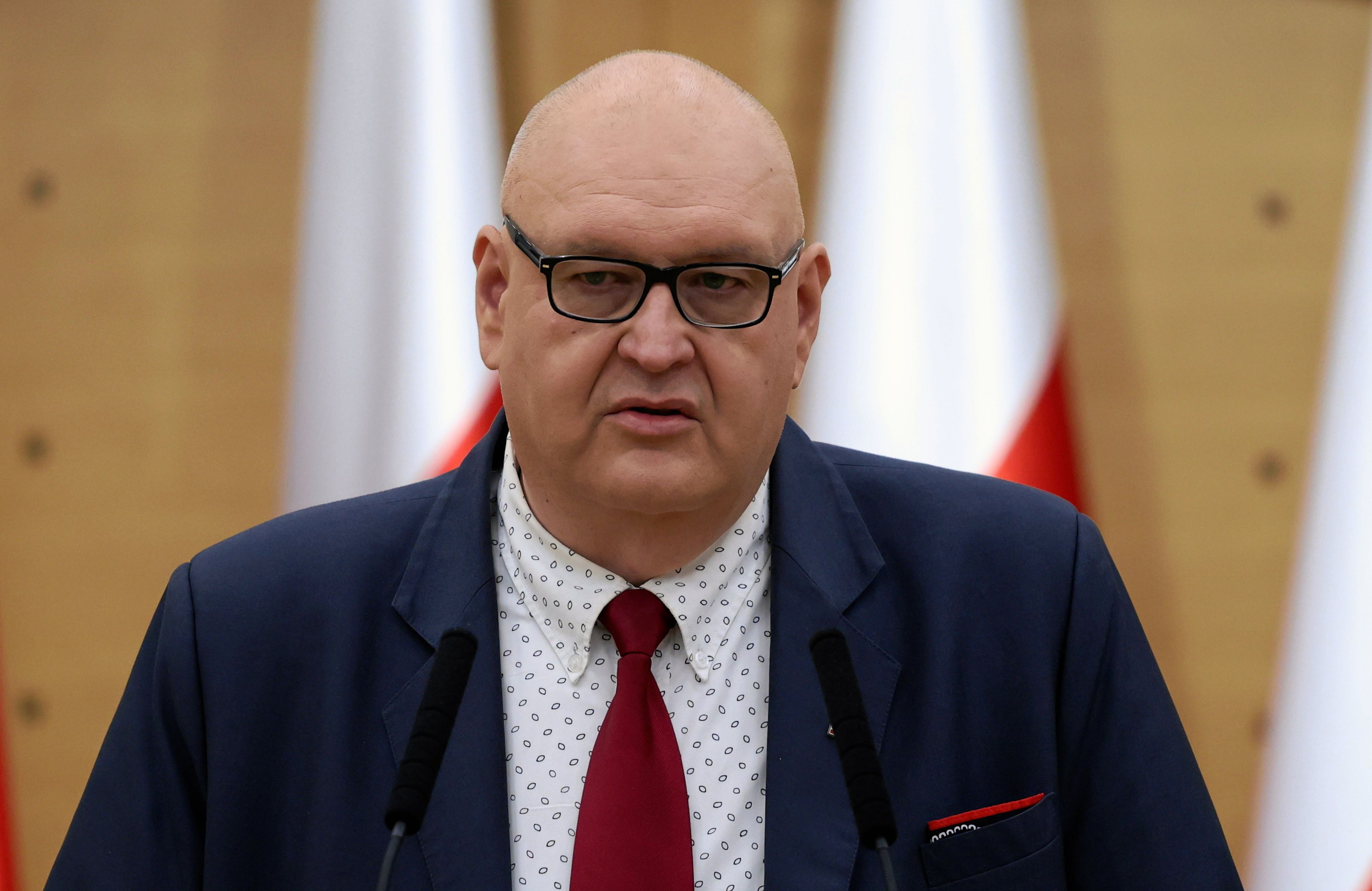 Mężczyzna w okularach i z czerwonym krawatem