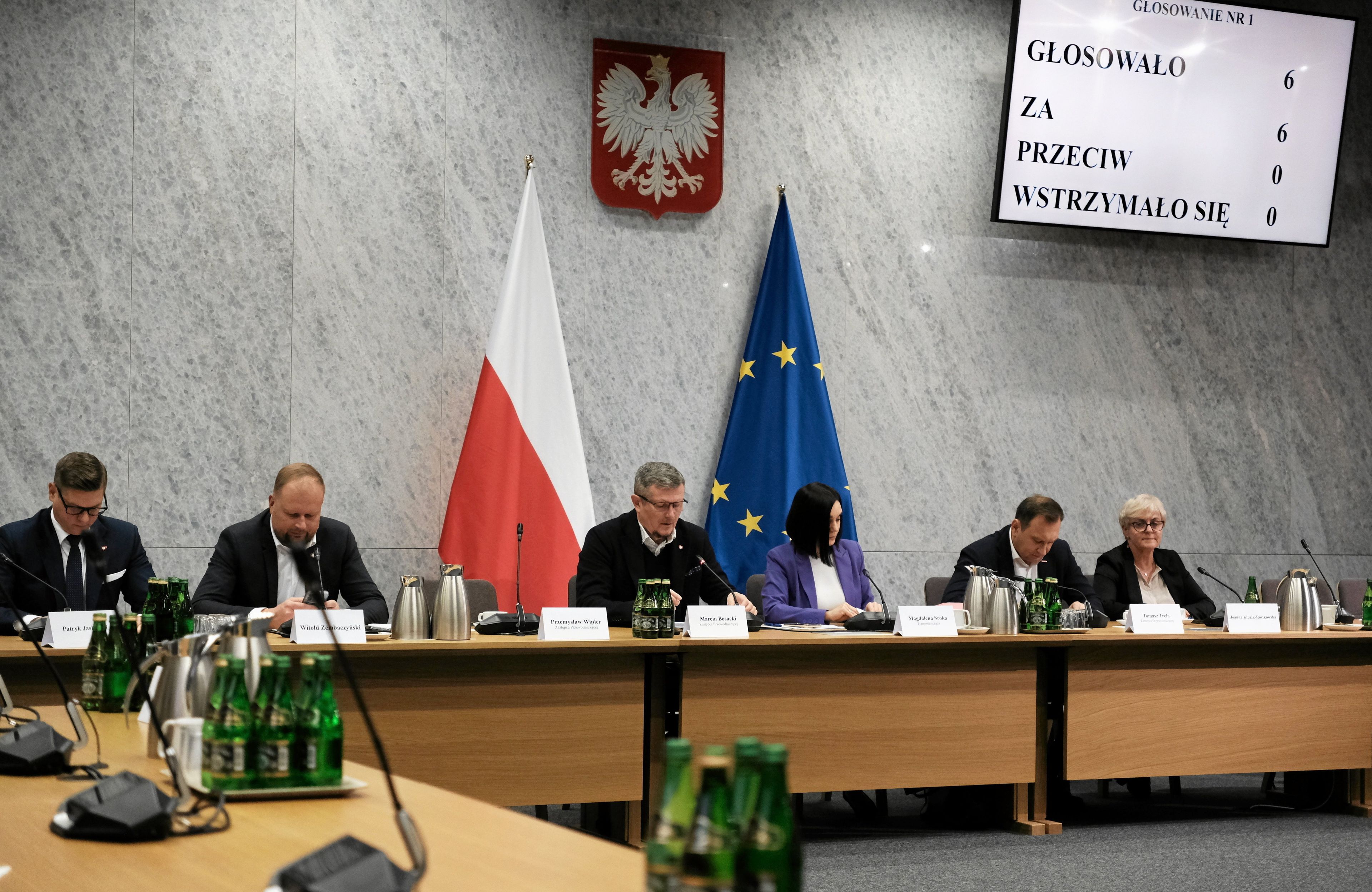 Przewodniczaca komisji Magdalena Sroka (3p), jej zastepcy: poseł Lewicy Tomasz Trela (2p), poseł KO Marcin Bosacki (2l) oraz czlonkowie komisji: posel KO Witold Zembaczynski (2l) , posl KO Patryk Jaskolski (l) i poslanka KO Joanna Kluzik - Rostkowska (p) podczas posiedzenia Komisji Sledczej