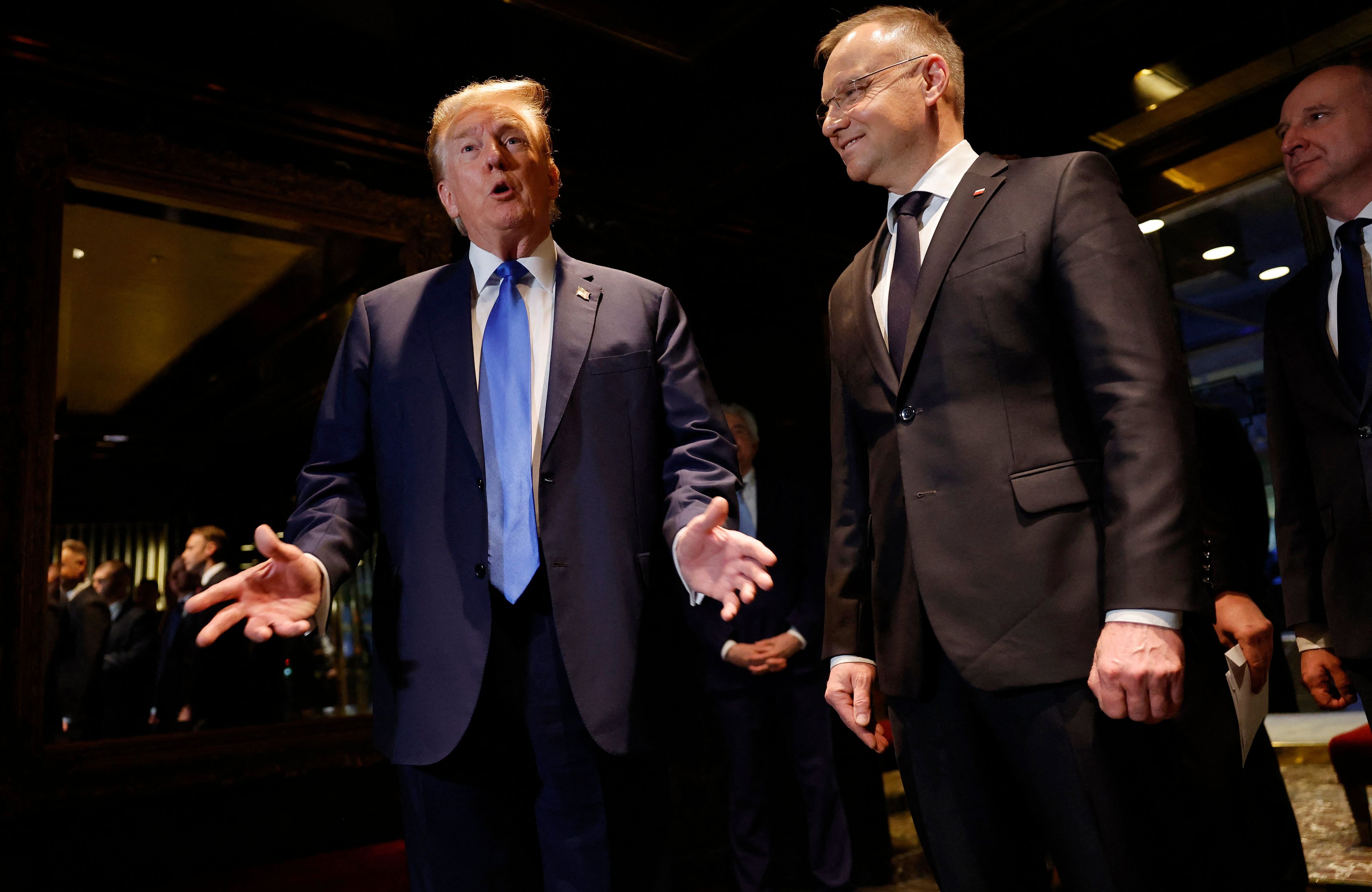 Donald Trump i Andrzej Duda na ciemnym tle