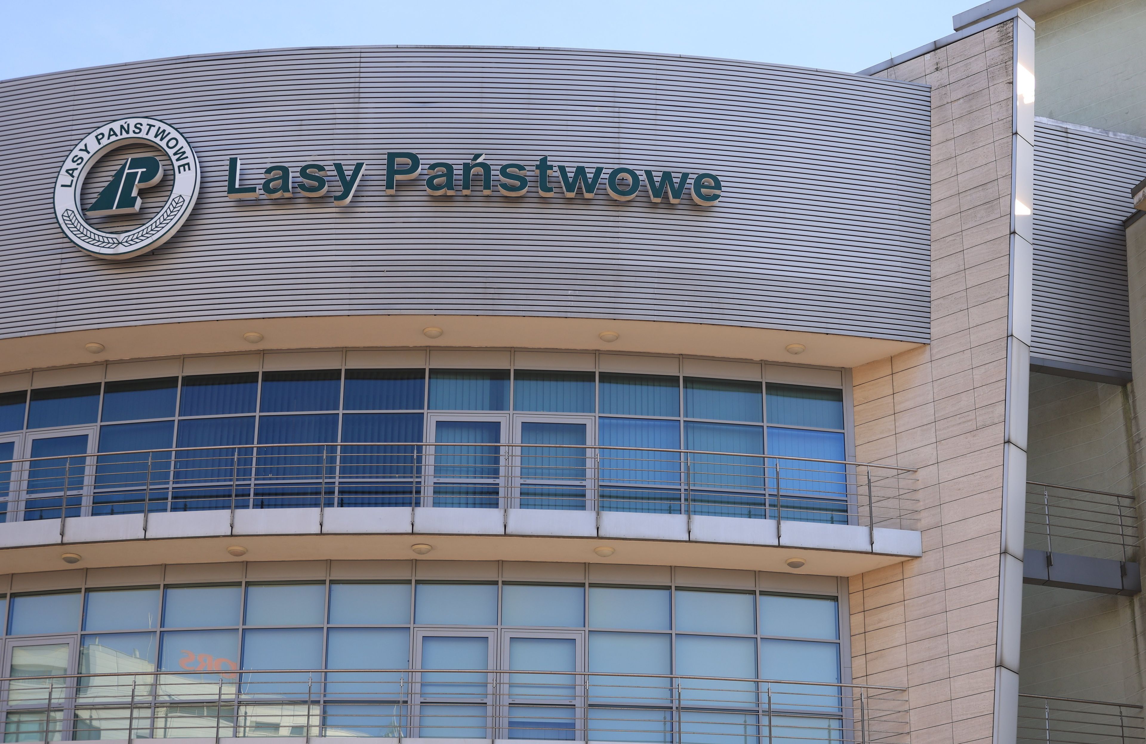 Budynek z napisem "Lasy Państwowe"