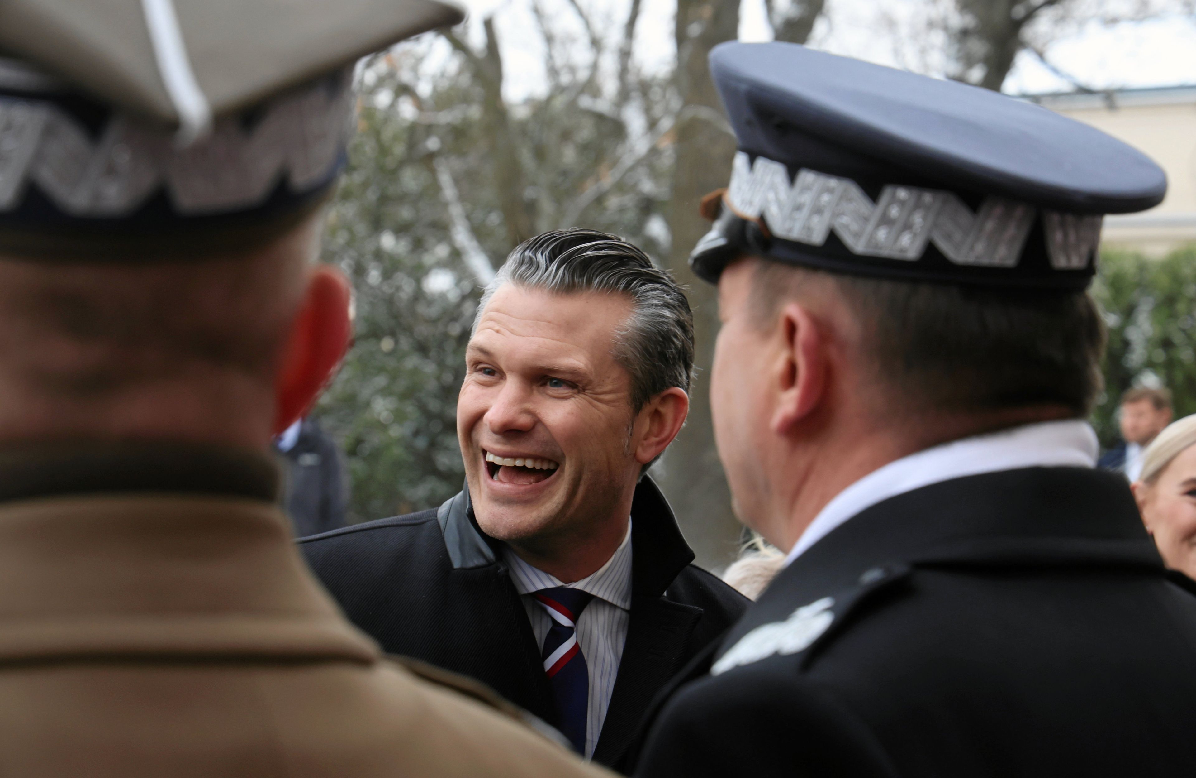 Roześmiany Pete Hegseth podczas wizyty w Warszawie