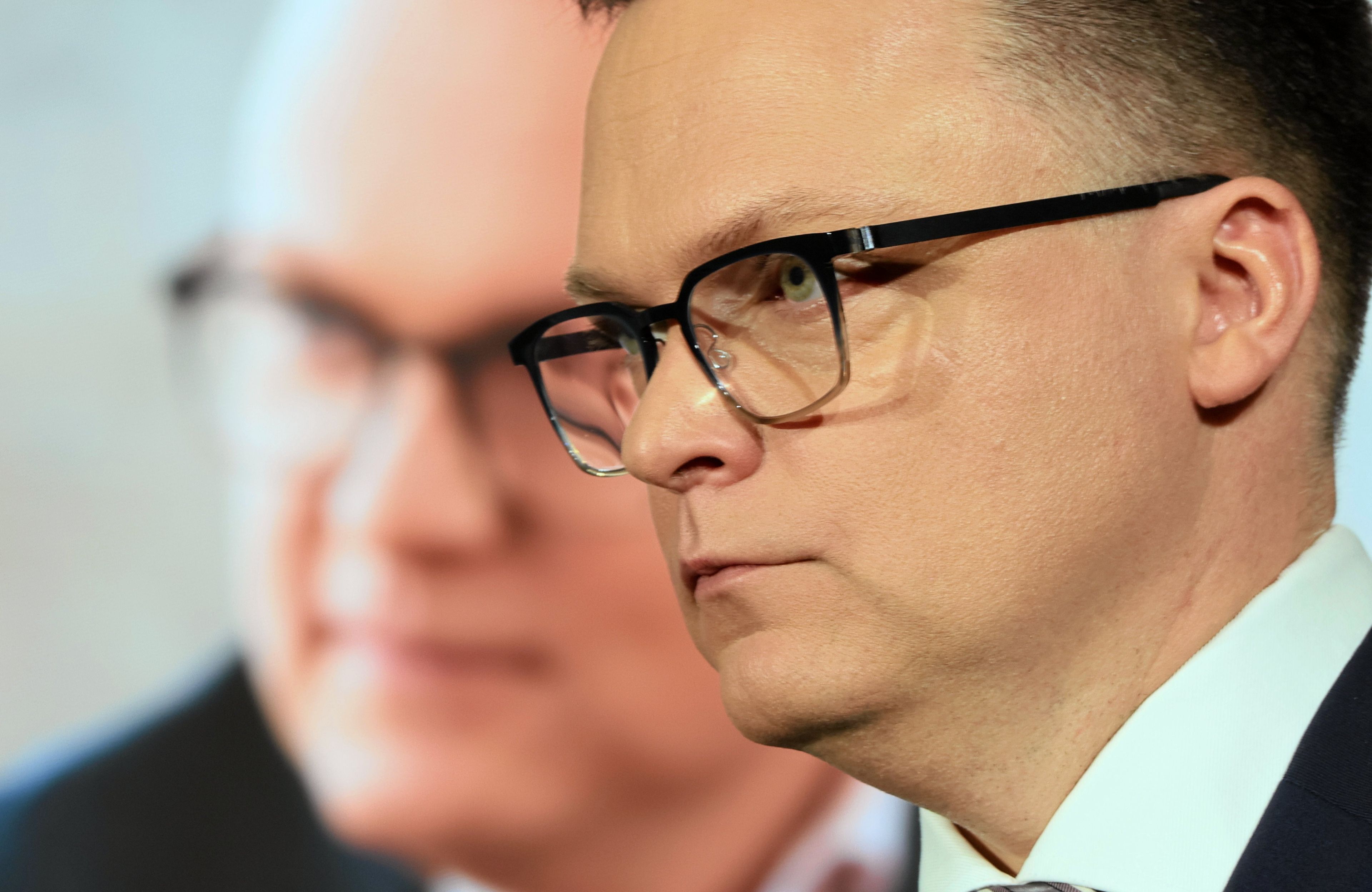 Szymon Hołownia na tle zdjęcia Szymona Hołowni