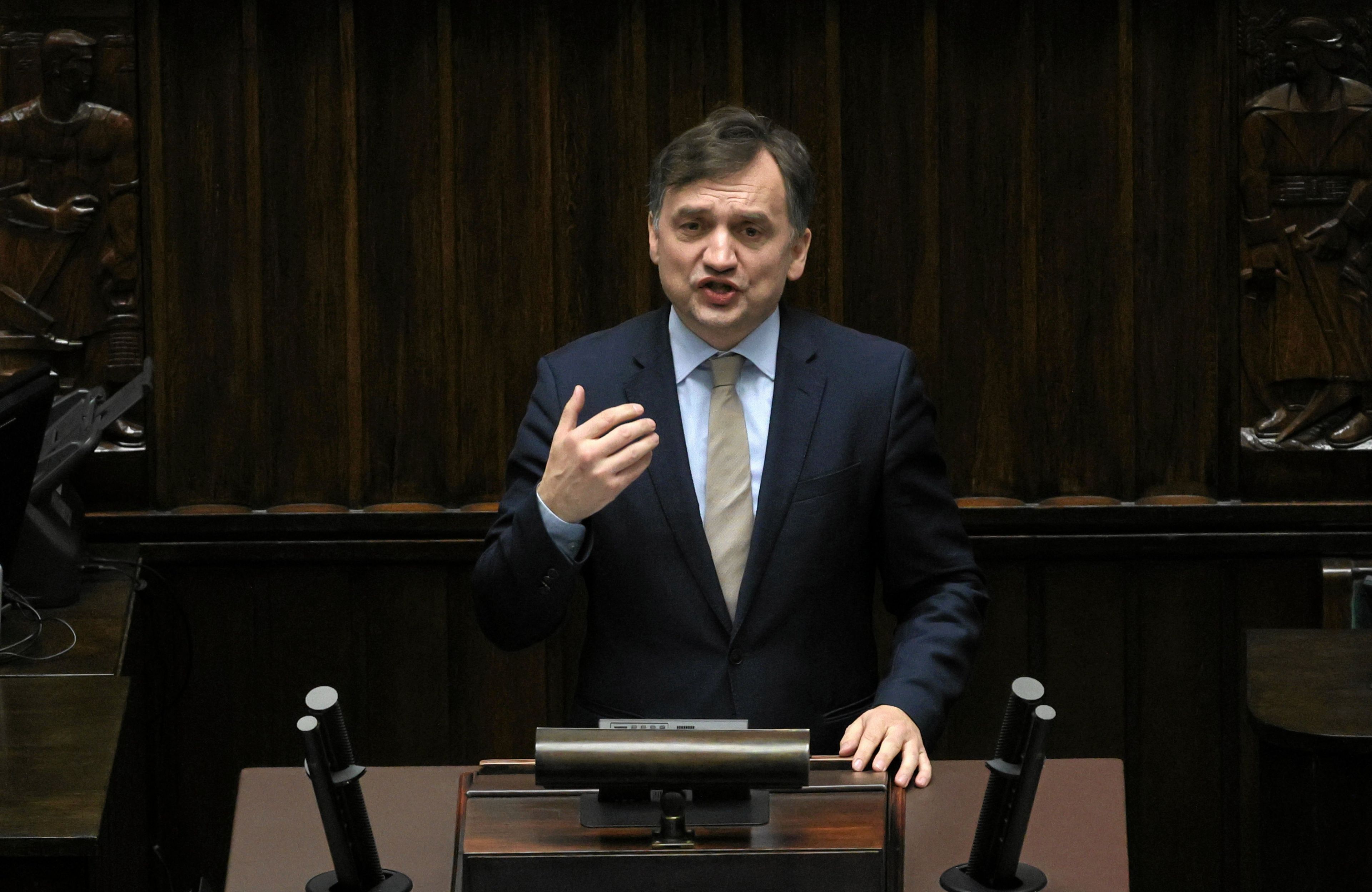 Mężczyzna przemawia z trybuny sejmowej