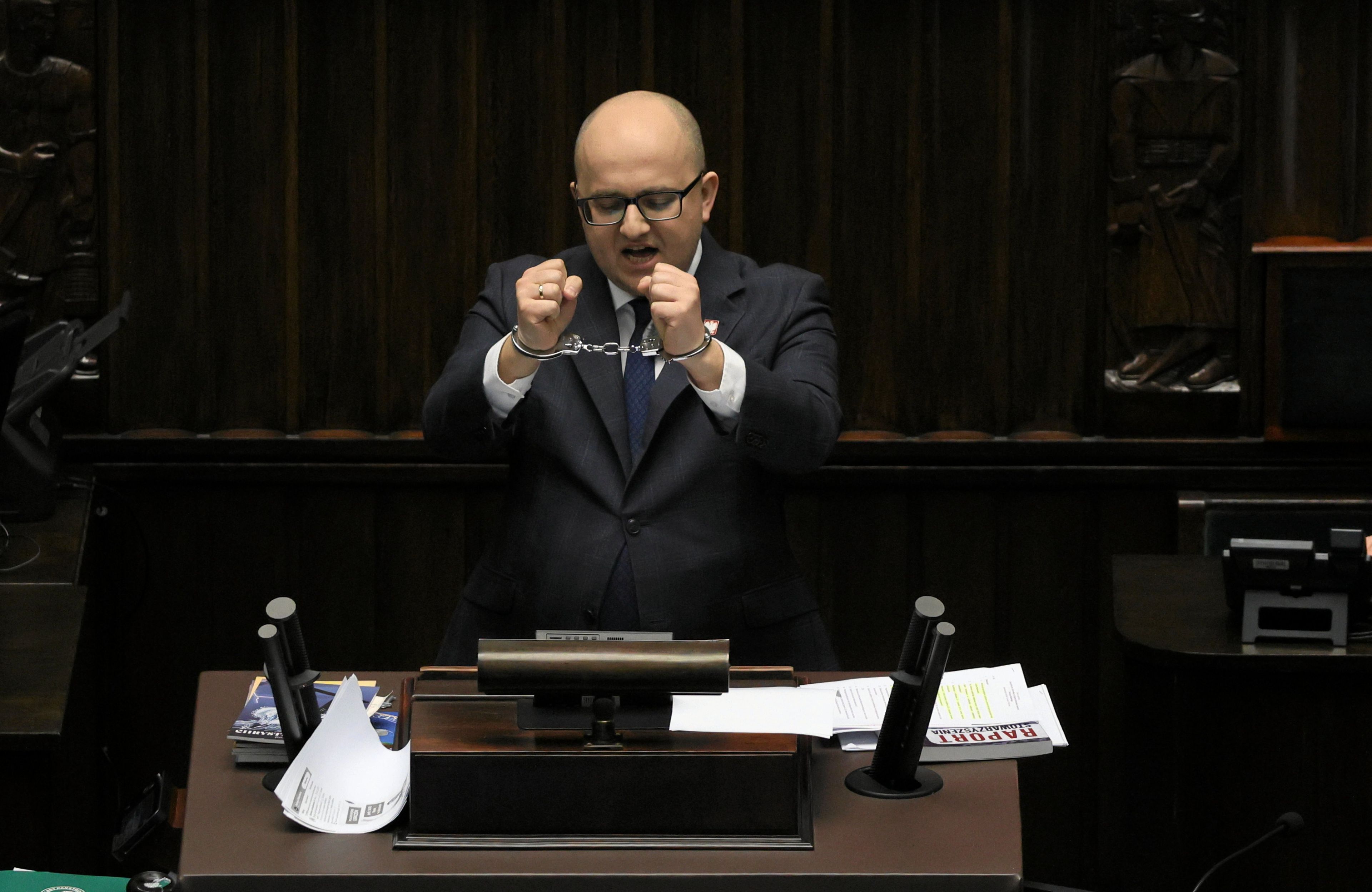 Daiusz Matecki w kajdankach na mównicy sejmowej