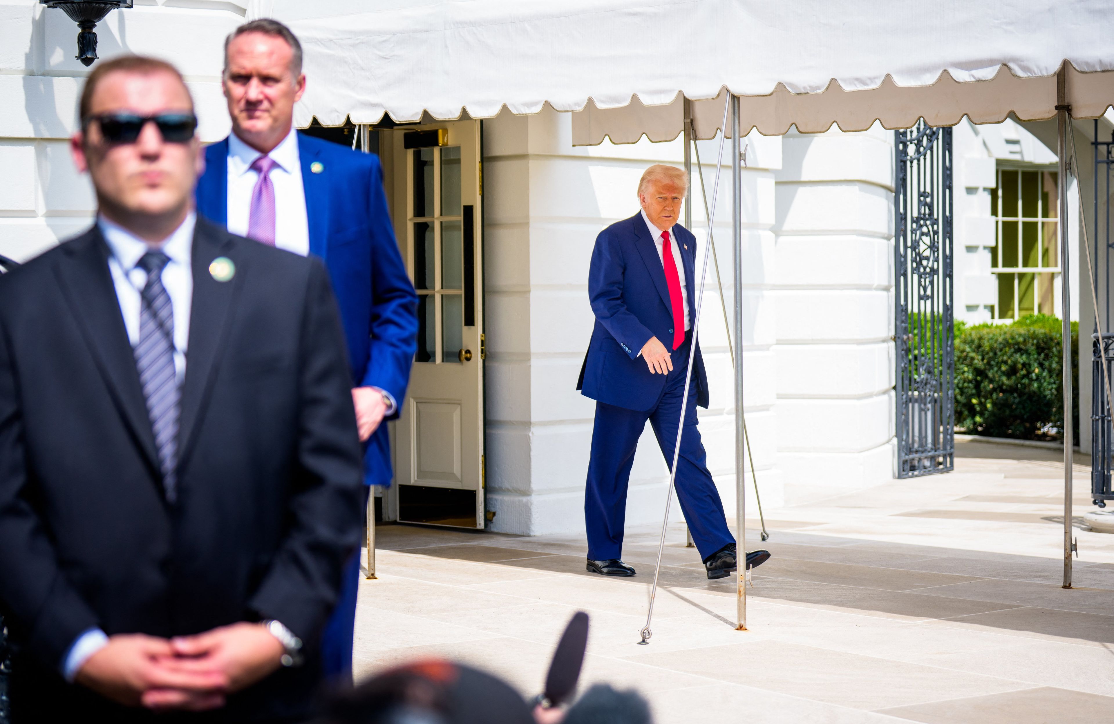 Trump i jego ochrona w czasie wyjazdu z Florydy