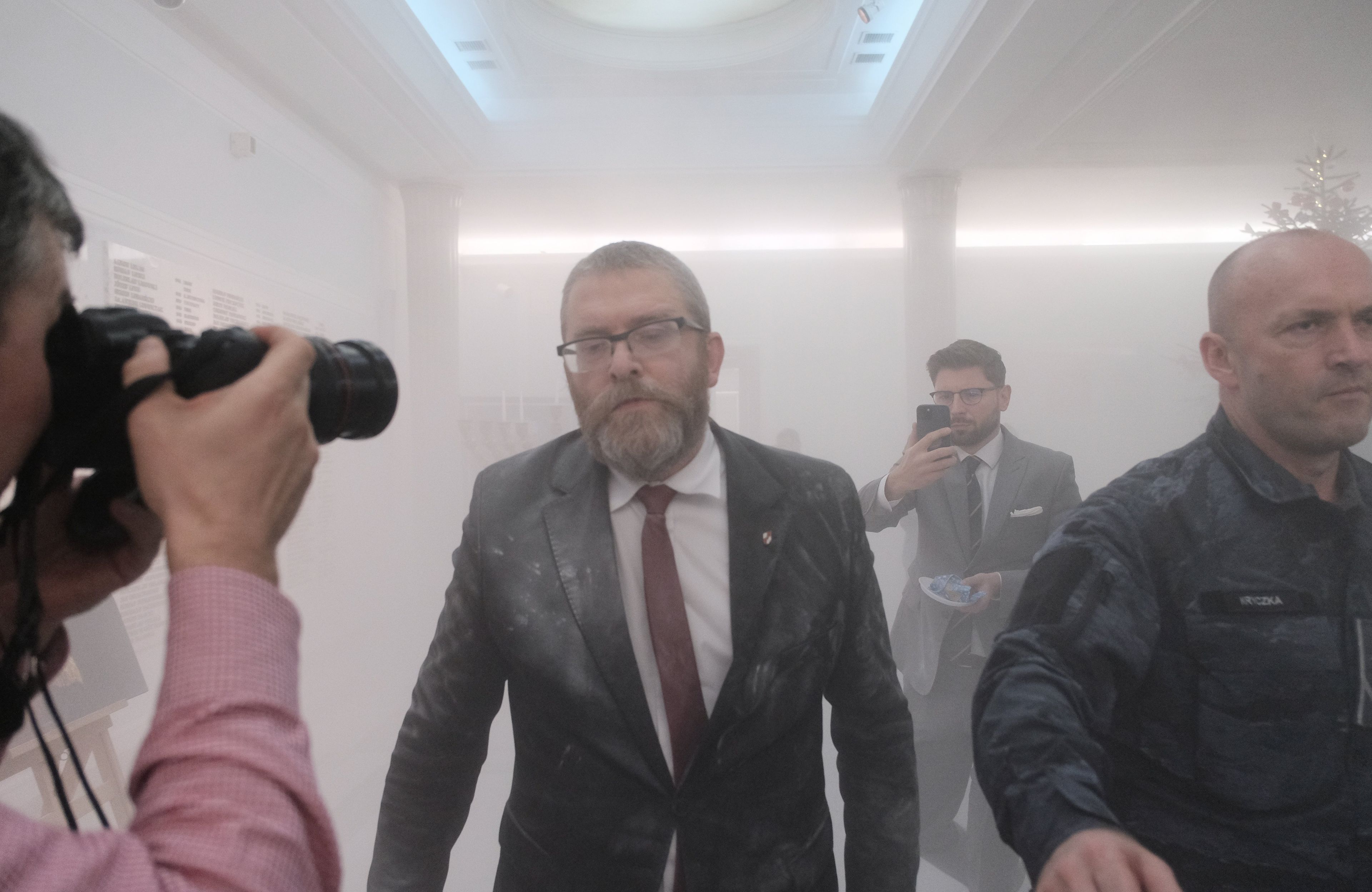 Grzegorz Braun po zgaszeniu w Sejmie świec na menorze i fizycznym zaatakowaniu jednej z kobiet, 12.12.2023 r. Warszawa, Sejm