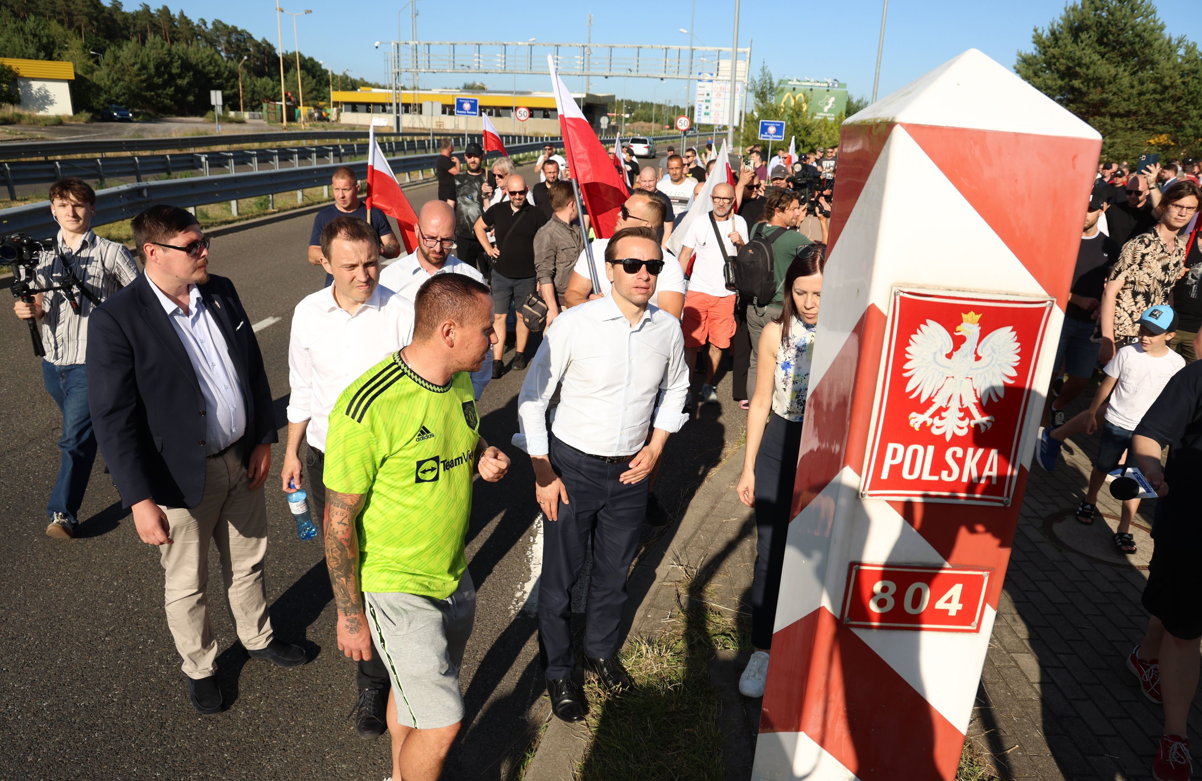 Grupa narodowców z Krzysztofem Bosakiem z Konfederacji Zbigniewem Boguckim z PiS na granicy z Niemcami, 30.06.2025 r.