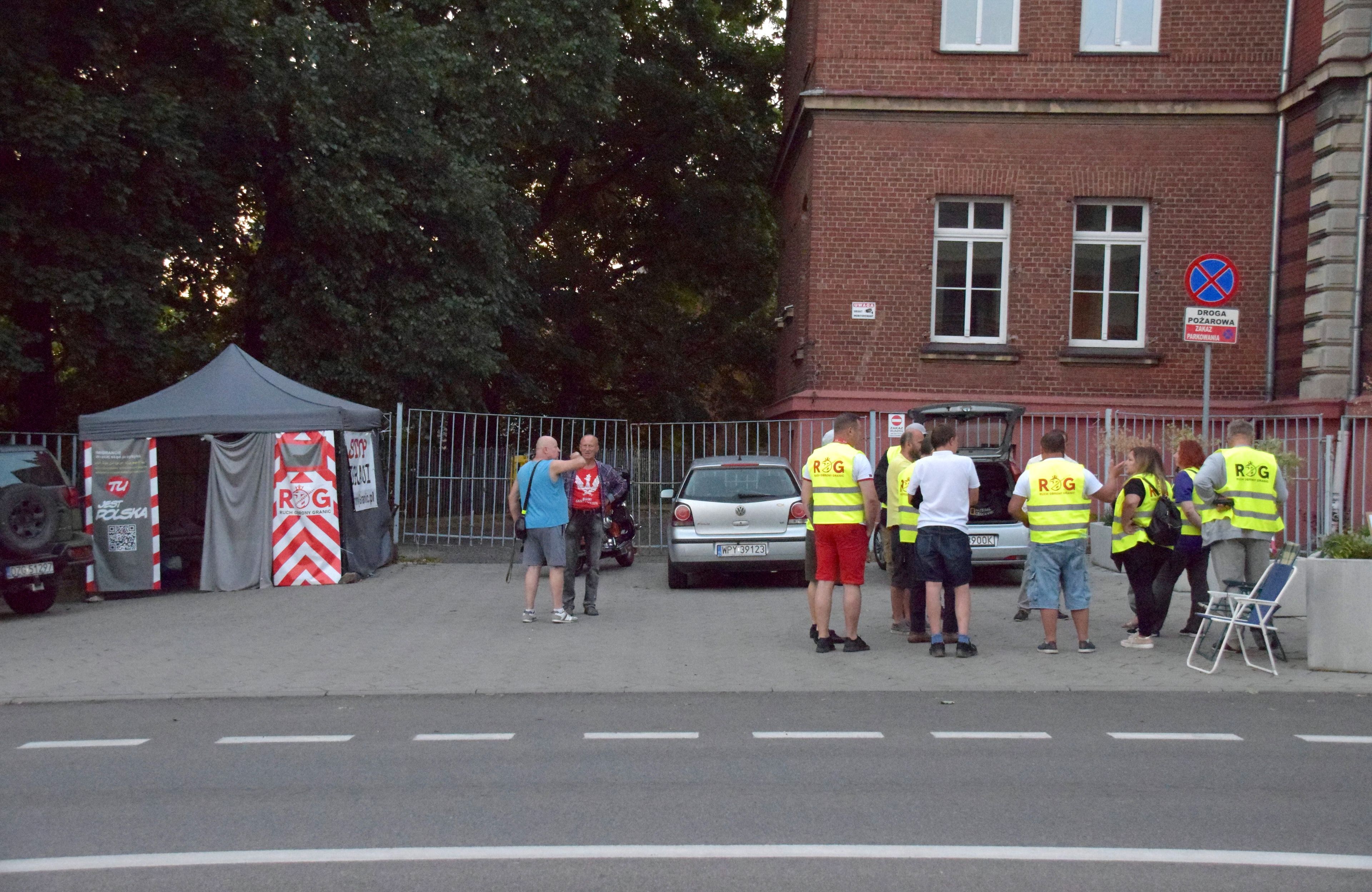 Działacze Ruchu Obrony Granic w Zgorzelcu przy moście Jana Pawła II, czwartek 3 lipca 2025