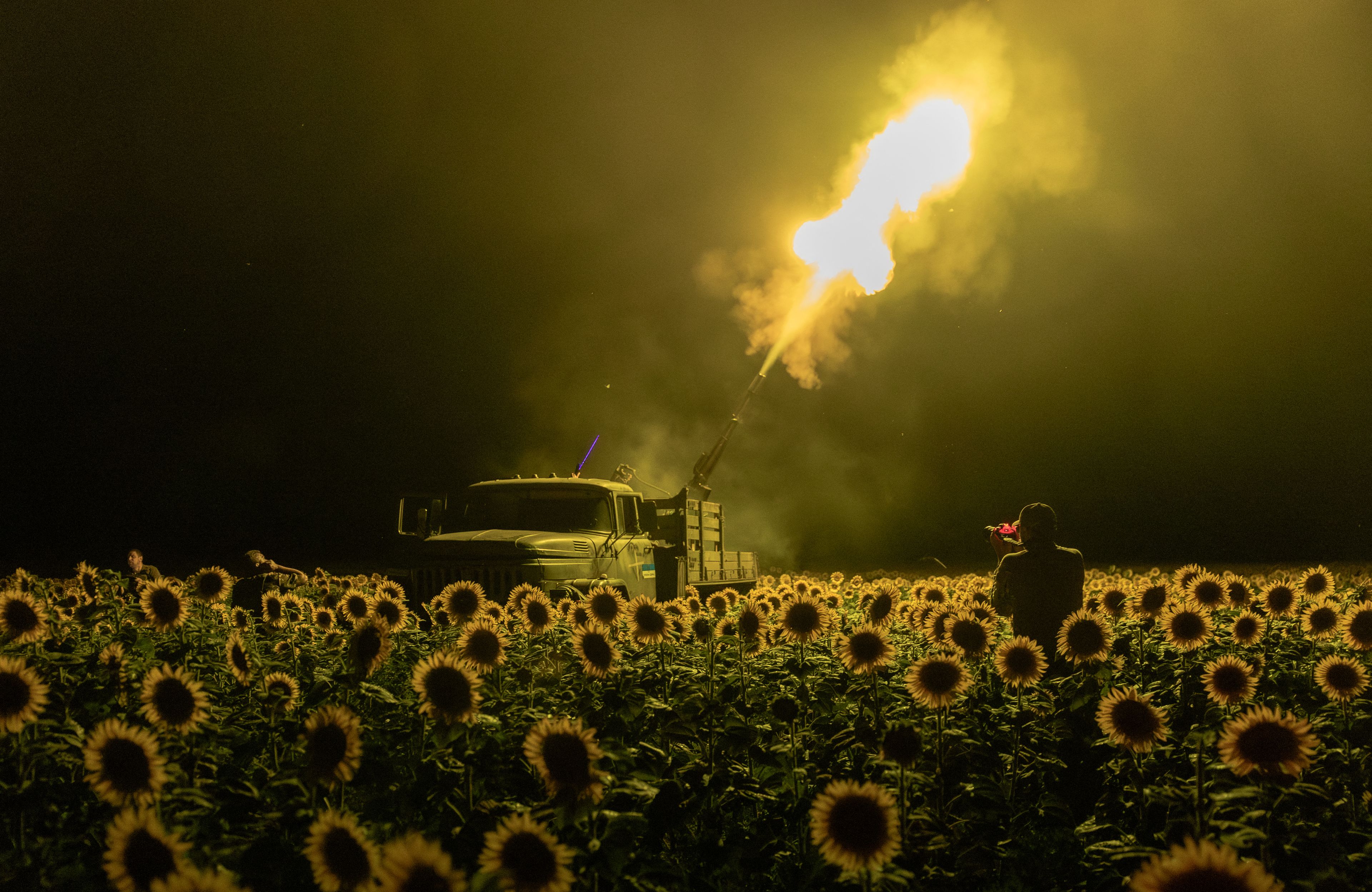Ukrainska wystrzal artyleryjski na polu sloneczenikow