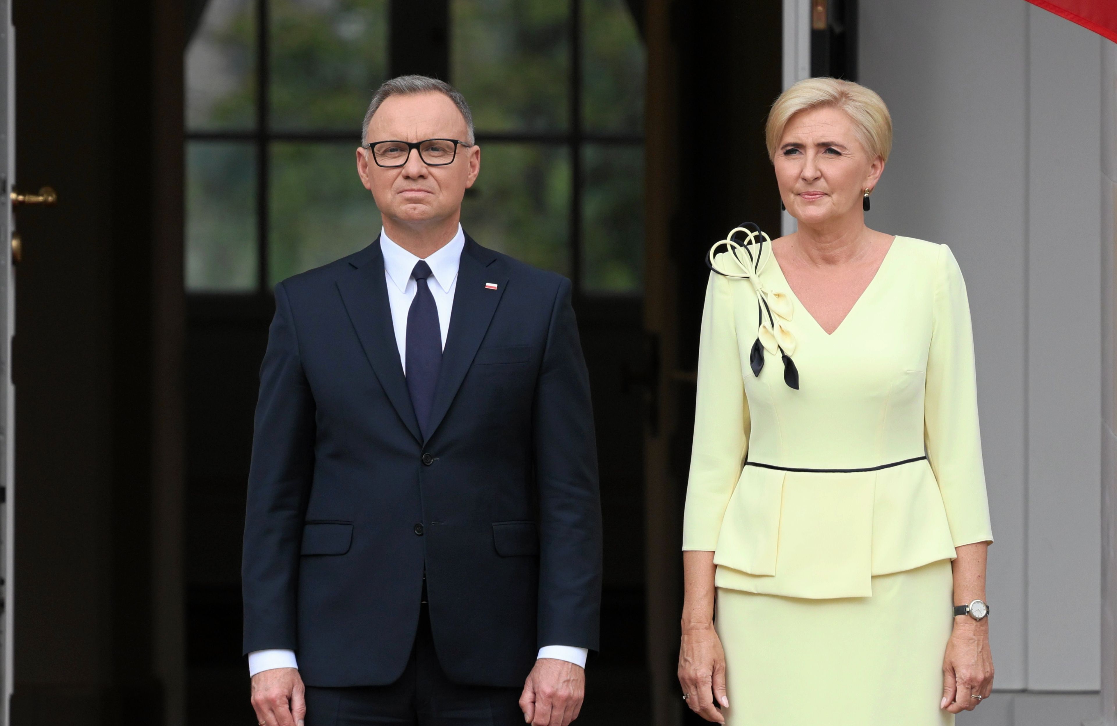 Prezydent Andrzej Duda zegna sie z wojskim