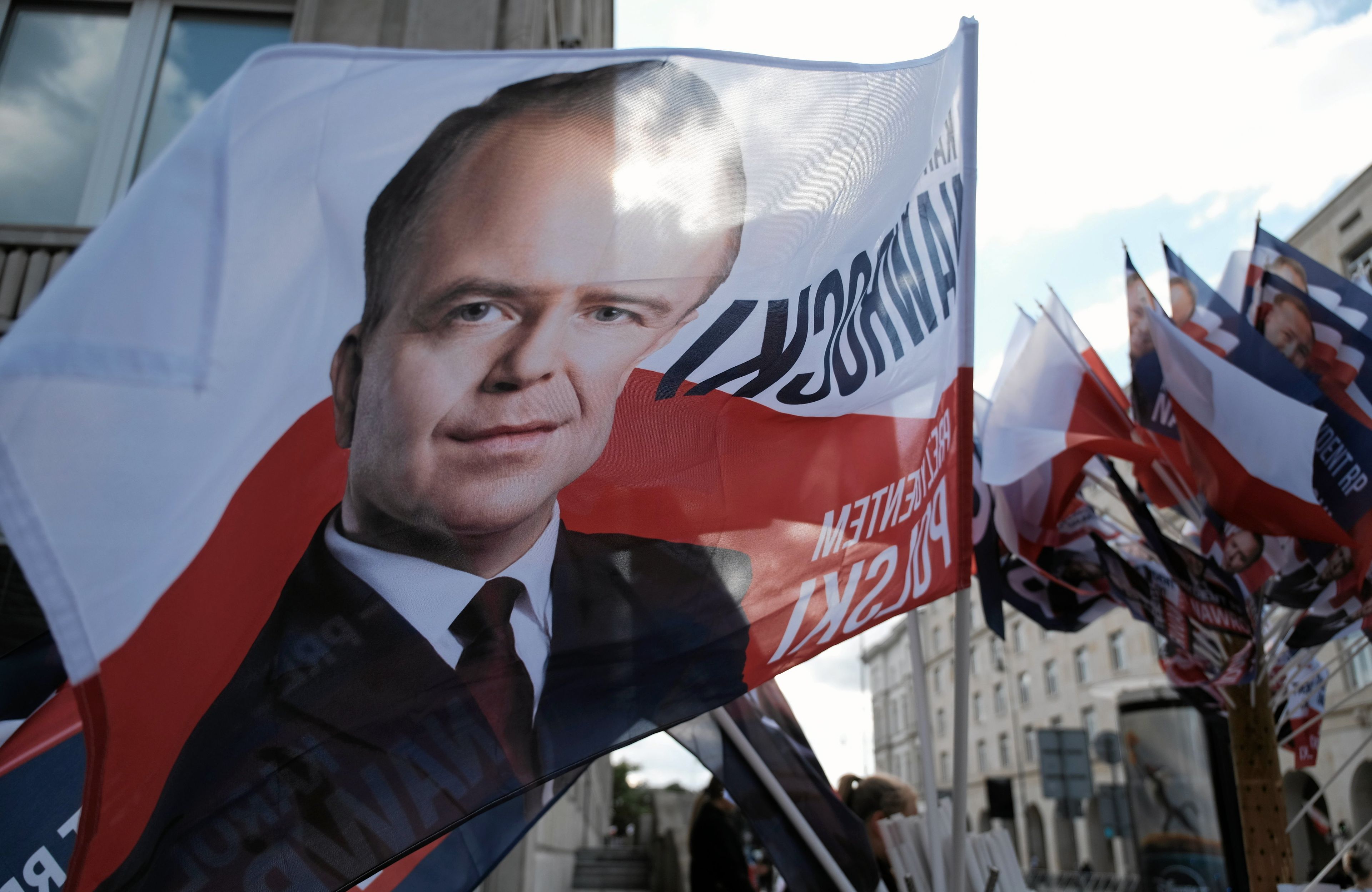 Wielki portret Nawrockiego trzymają jego sympatycy podczas wejścia nowego prezydenta do Pałącu Prezydenckiego na Krakowskim Przedmieściu, 6.08.2025 r.