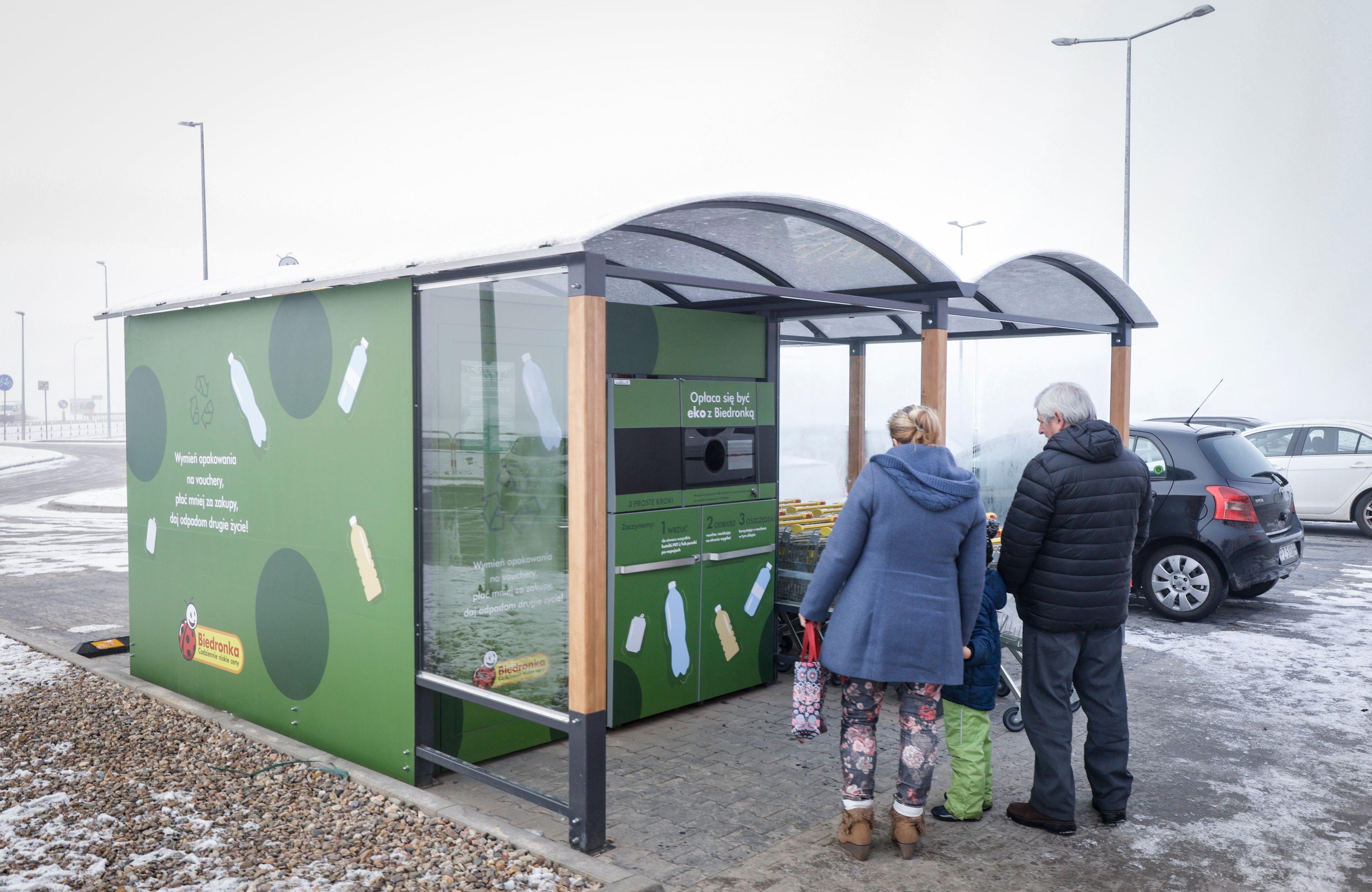 Automat do zbiórki butelek i puszek przy sklepie sieci Biedronka,  Skórzewo pod Poznaniem, 27 listopada 2023 r. Skórzewo pod Poznaniem,