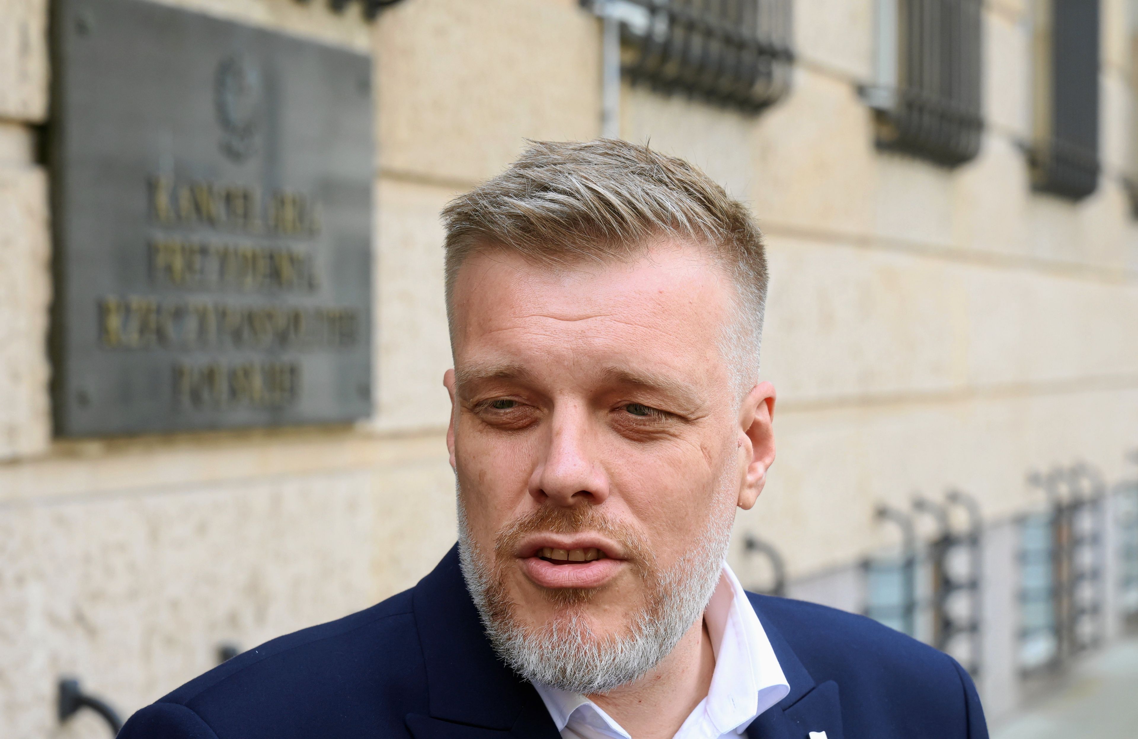 18.07.2025 Warszawa, ulica Wiejska . Kancelaria Prezydenta Rzeczpospolitej Polskiej , wspolprzewodniczacy partii Razem Adrian Zandberg podczas konferencji prasowej po spotkaniu z prezydentem elektem Karolem Nawrockim . 
Fot. Robert Kowalewski / Agencja Wyborcza.pl