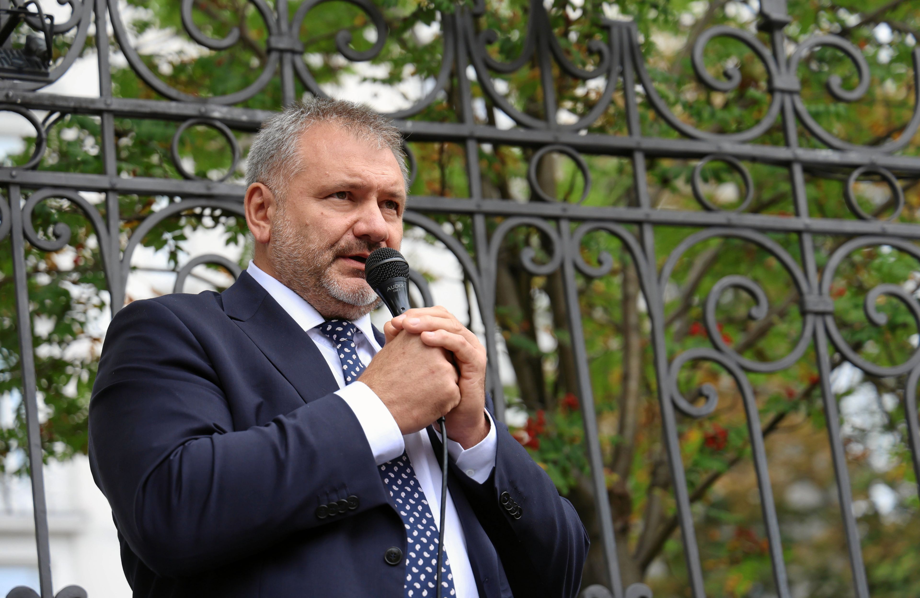 Minister Waldemar Żurek przed ministerswem sprawiedliwości, 19 września 2025 r.