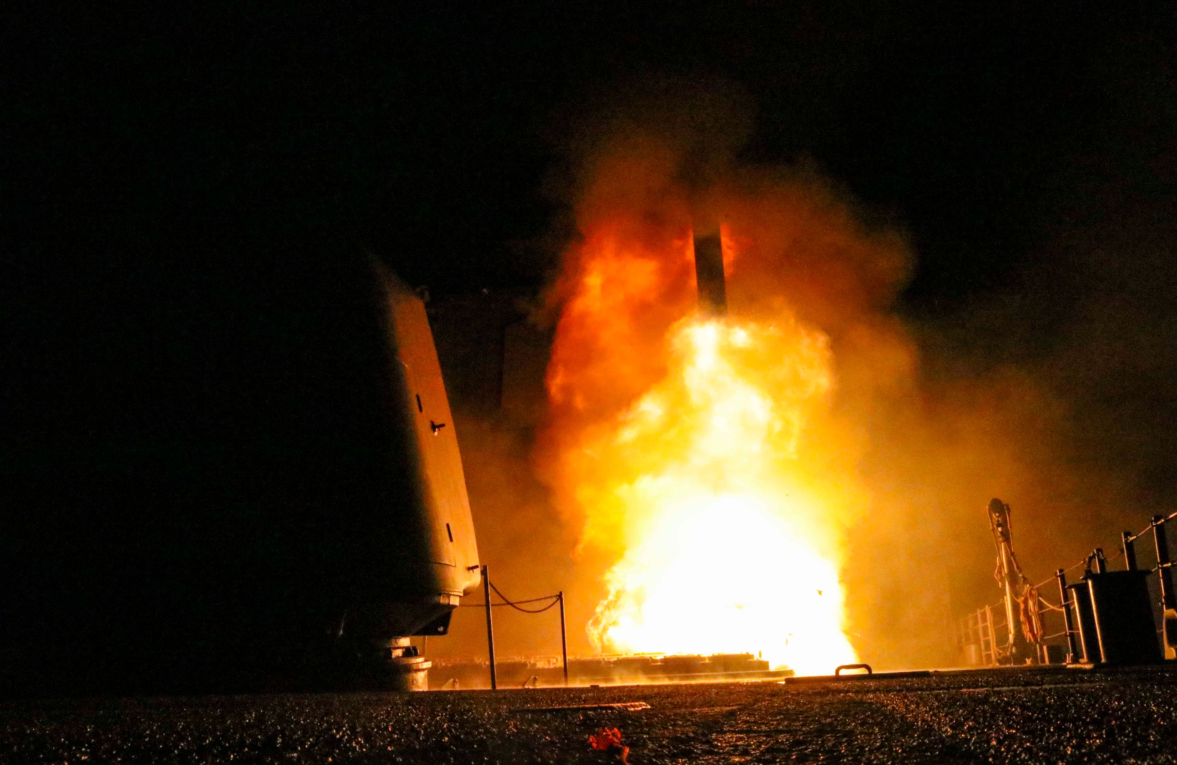 Krążownik USS Monterey odpala o świcie rakietę Tomahawk na cele w Syrii. 4.04.2018 r.
