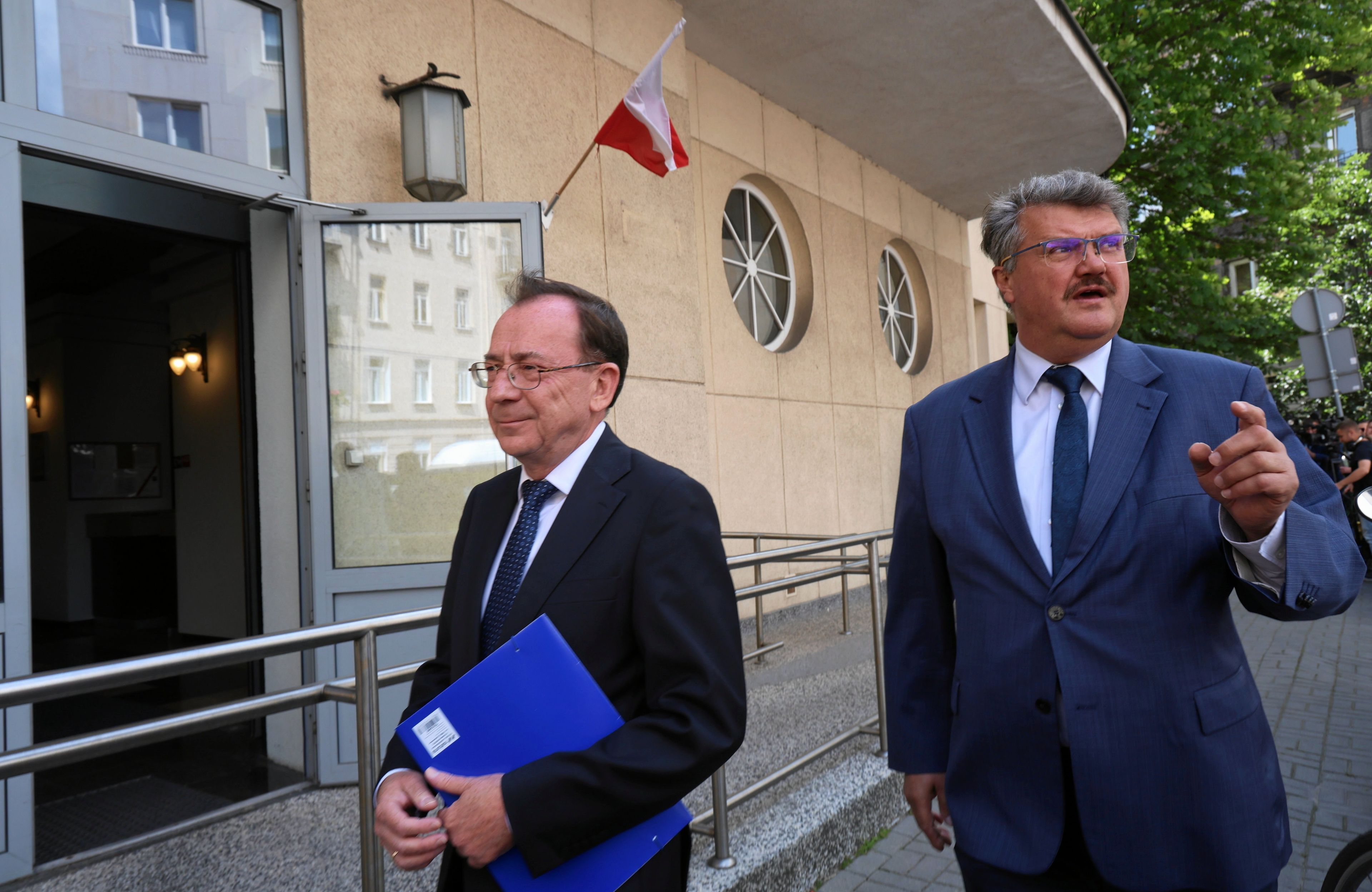 Konferencja prasowa europoslów Macieja Wasika i Mariusza Kaminskiego przed Prokuratura Okregowa w Warszawie
