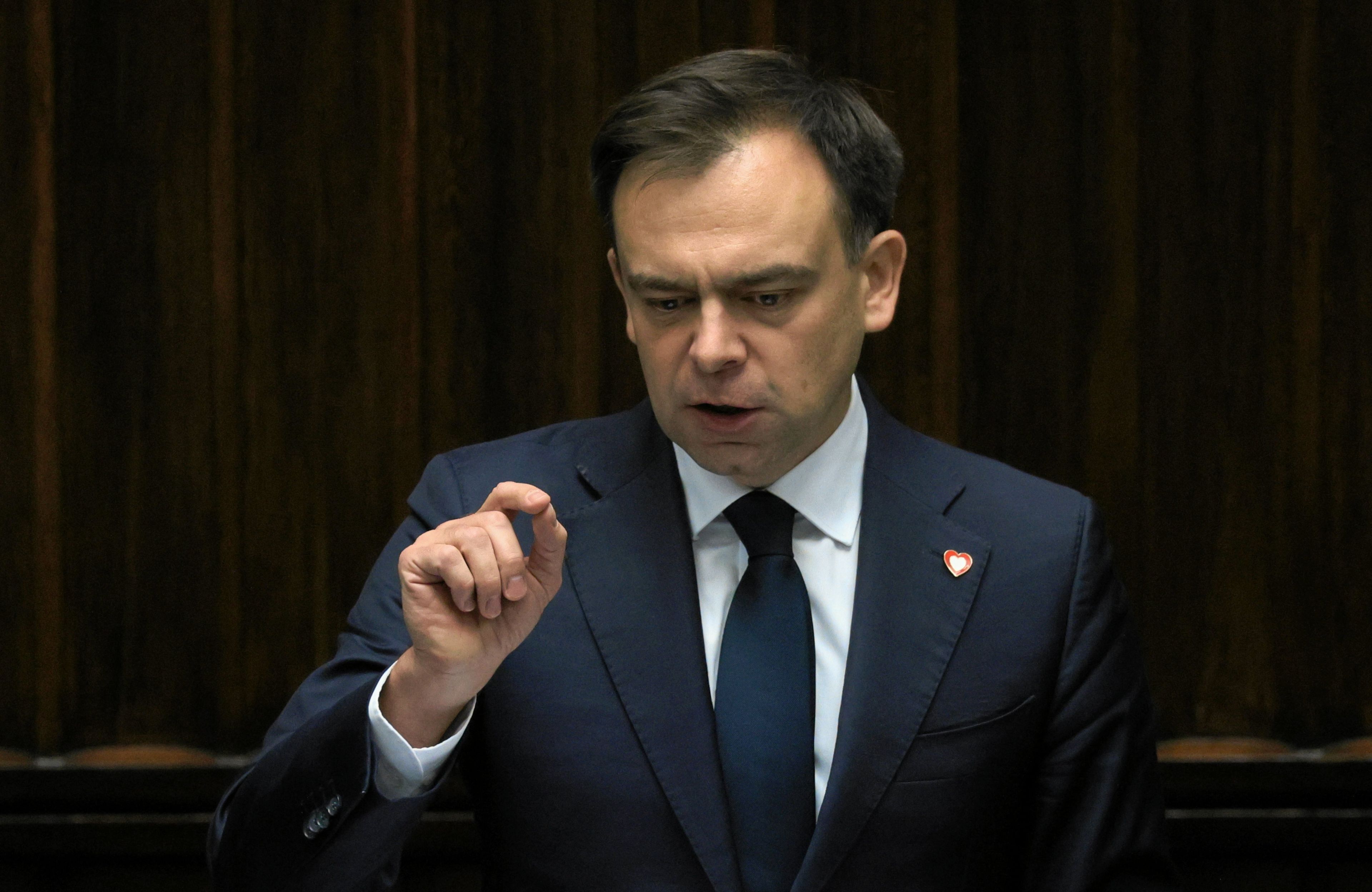 Andrzej Domański przemawia w Sejmie i gestykuluje